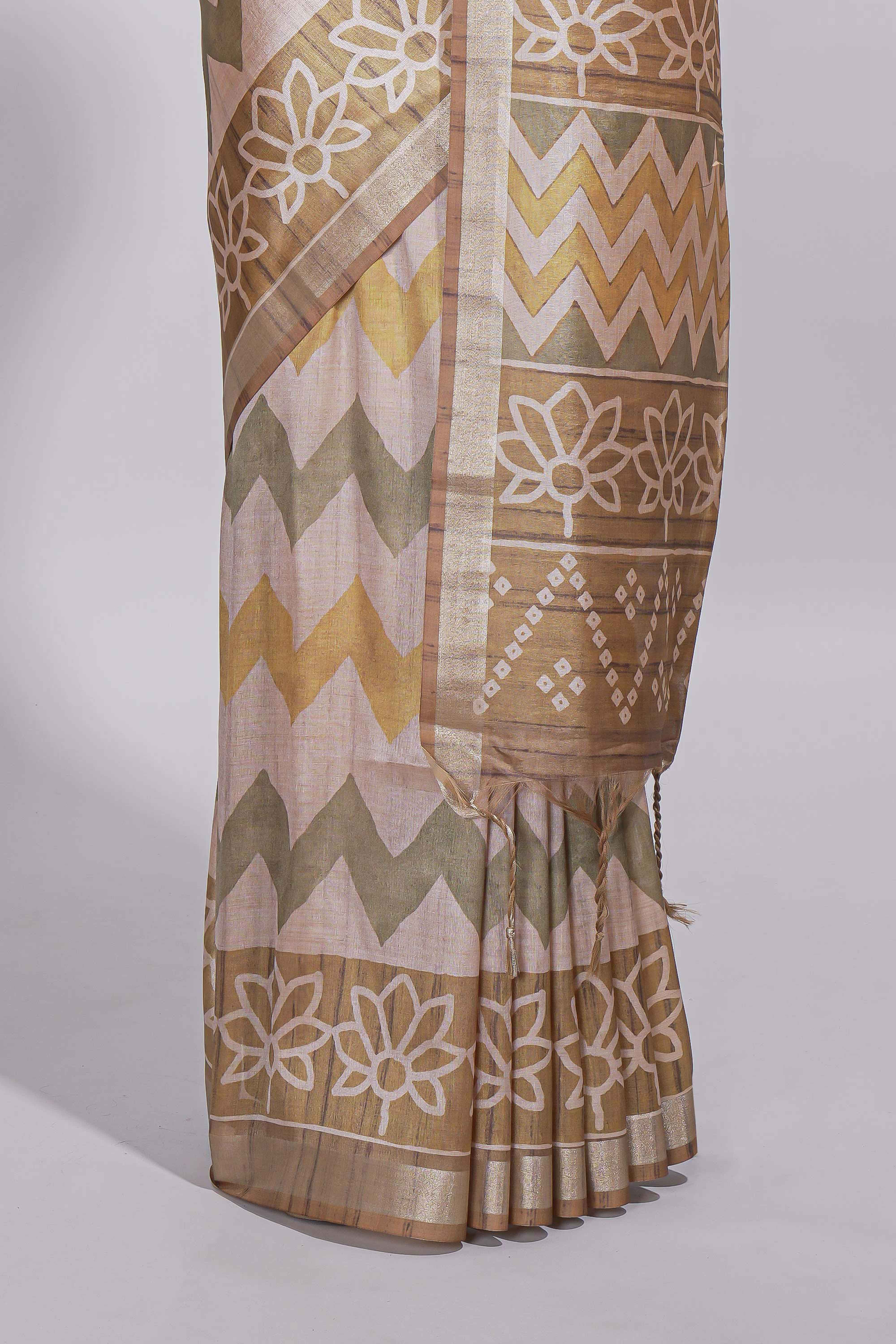Beige and ivory tussar saree body chevron prints floral motifs and printed pallu along with matching blouse - Image 4