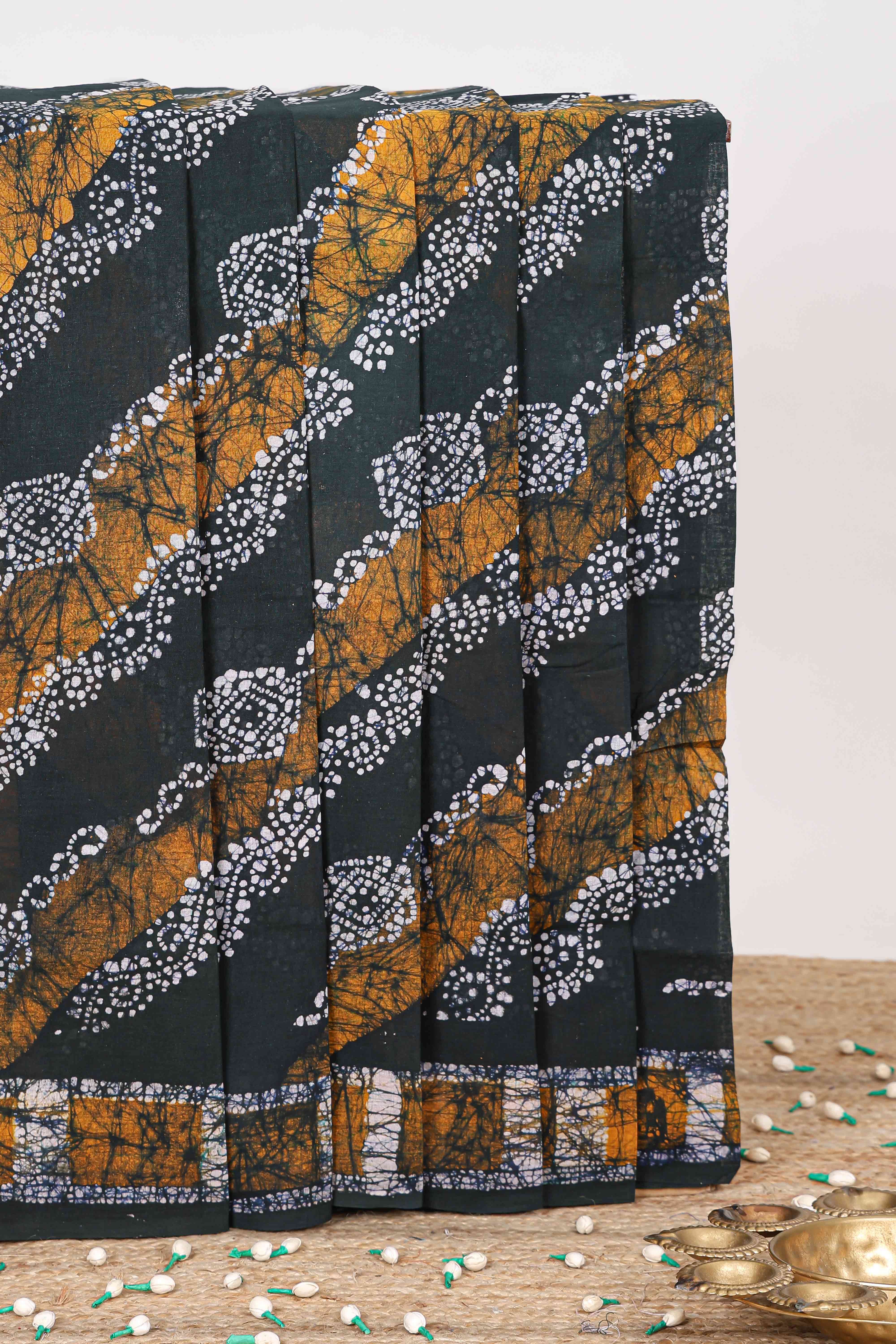 Black batik print sungudi cotton saree with self border and pallu