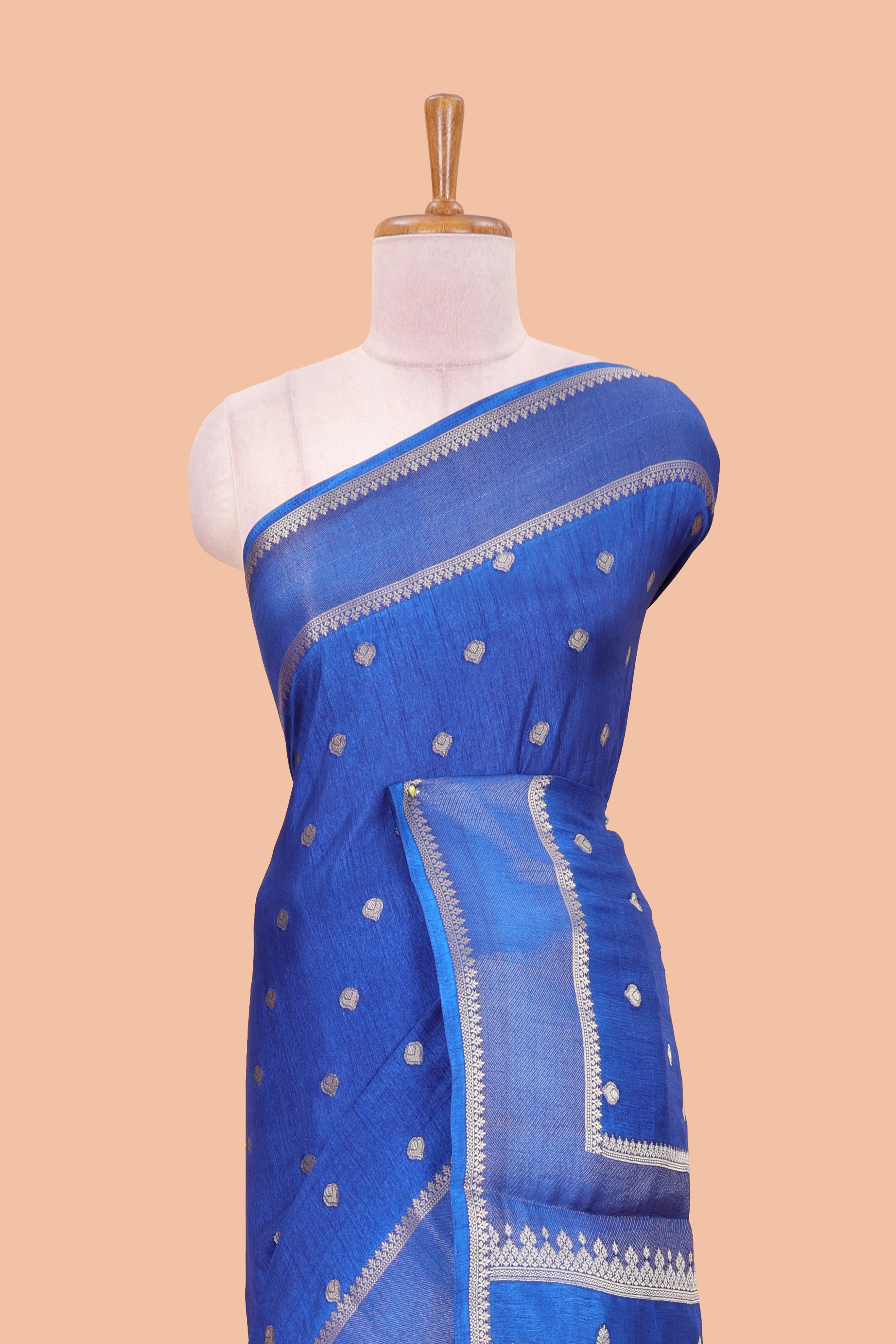 Blue dola silk saree with all over zari butta, bendex zari border, rich zari pallu and contrast blouse - Image 3