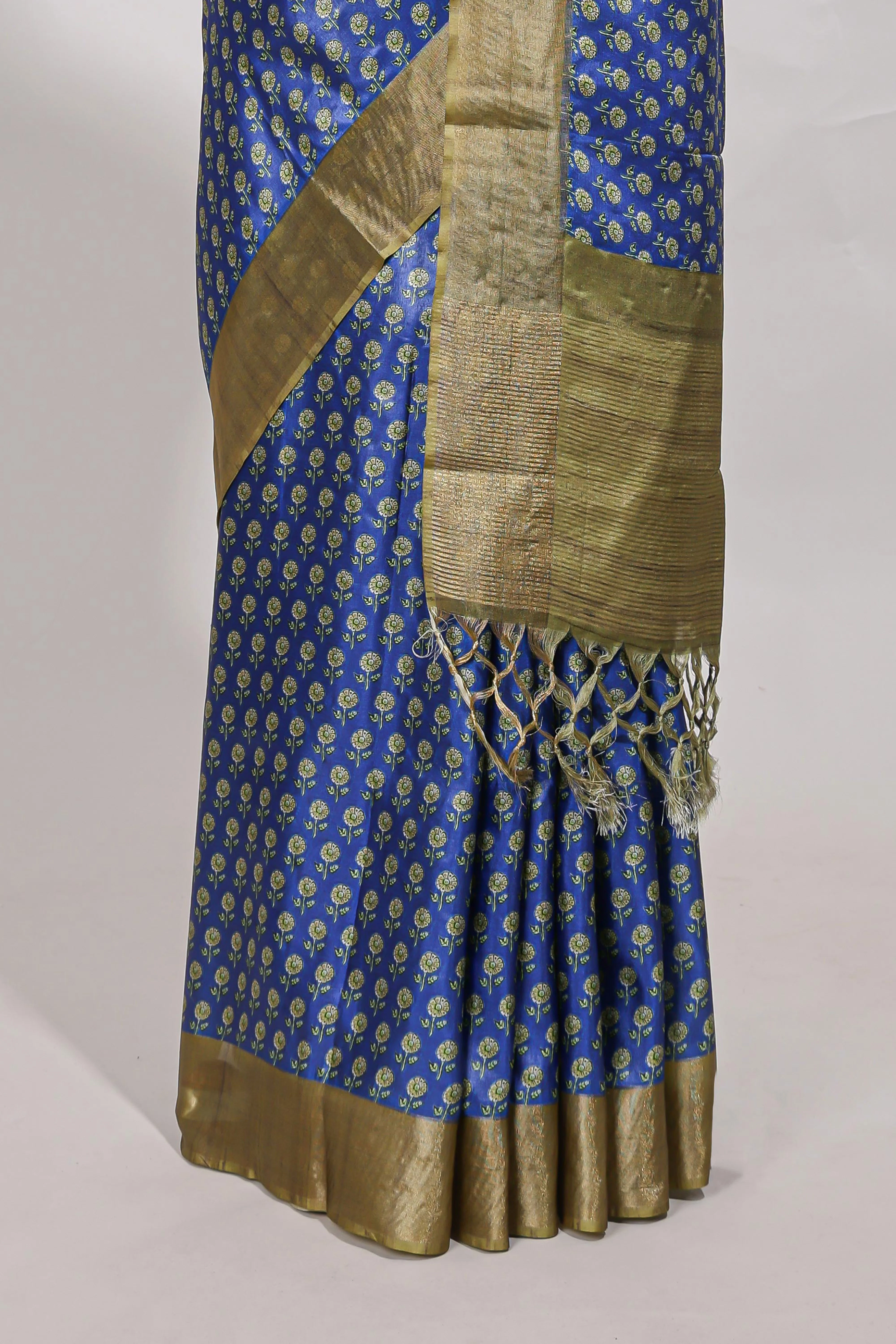 Blue dola silk saree with contrast coper gold zari border and contrast blouse - Image 4