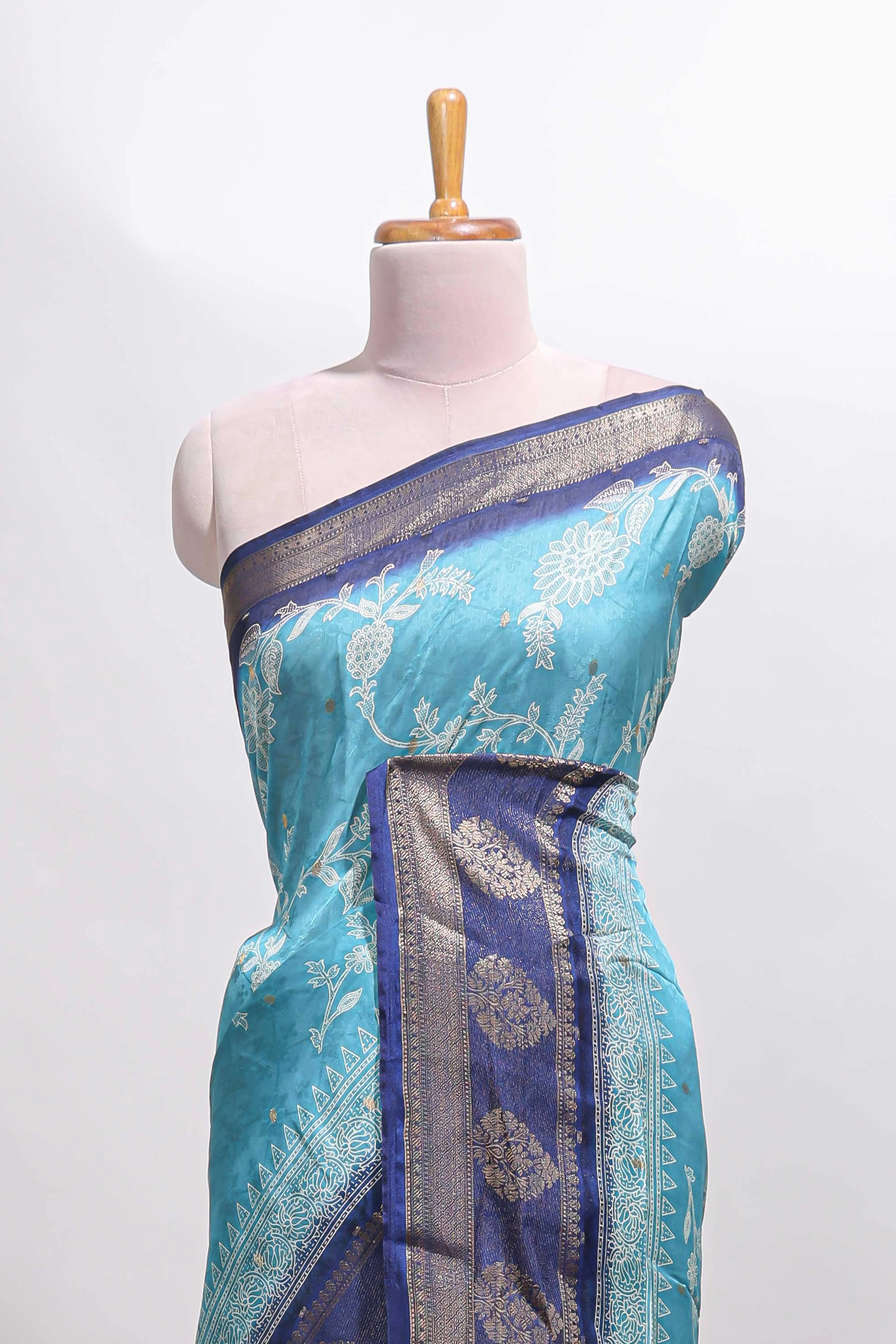 Blue floral design georgette saree with contrast border and motifs blouse - Image 3