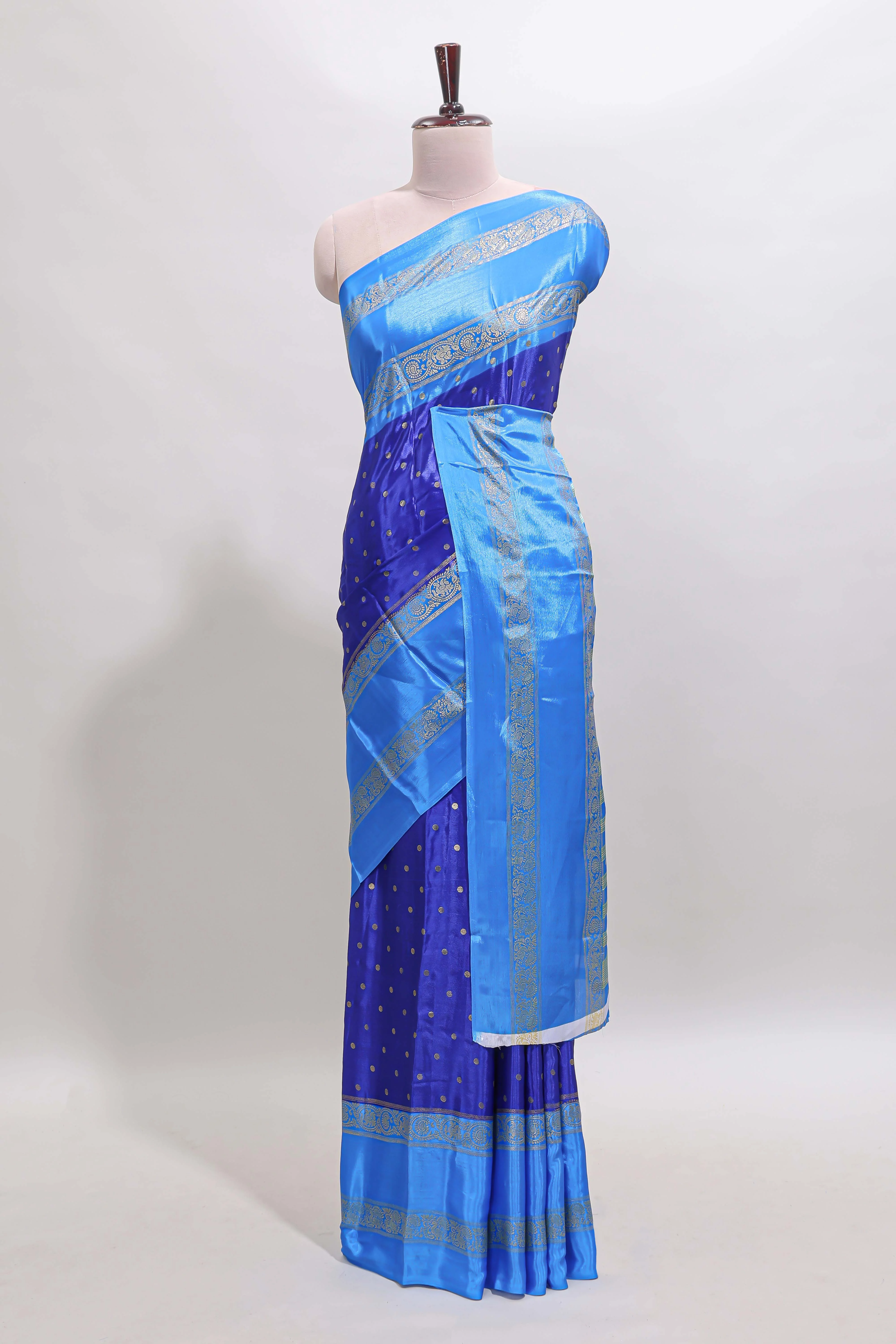 Blue zari butta semi soft silk saree with contrast bentex border and zari striped pallu - Image 2
