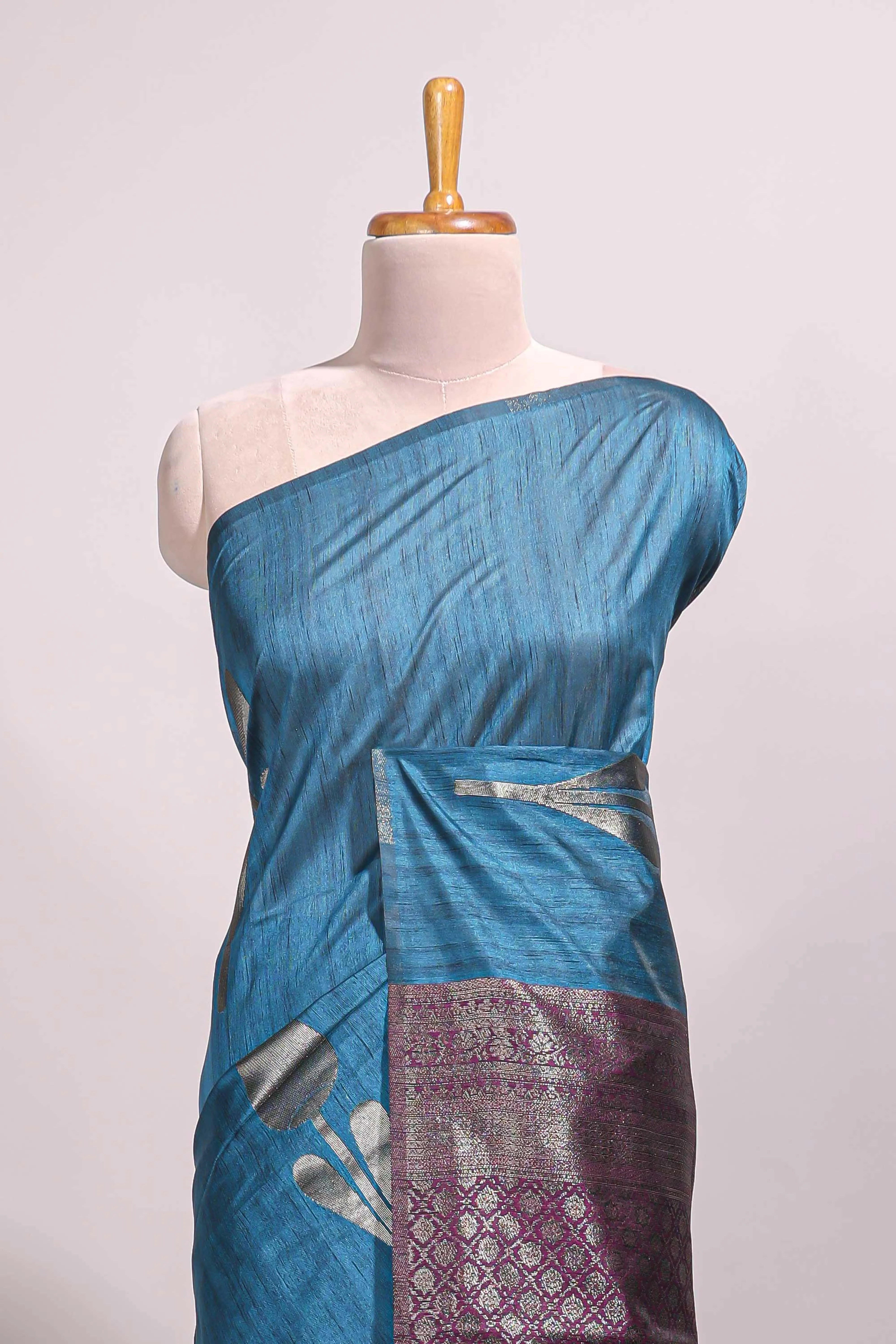 Borderless blue floral design semi tussar saree with contrast pallu and blouse - Image 3