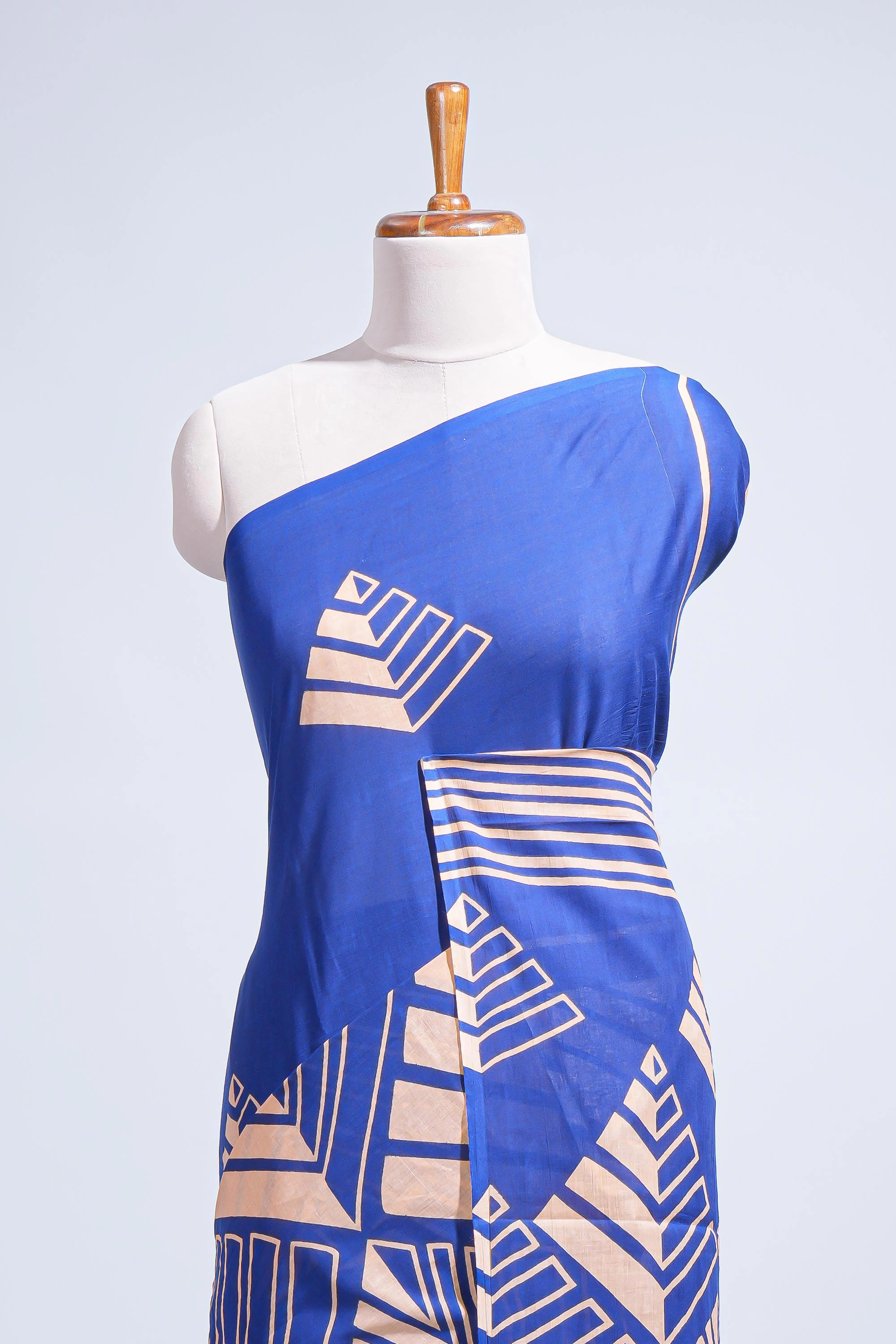 Borderless blue geometric design mul mul cotton saree with matching blouse - Image 3
