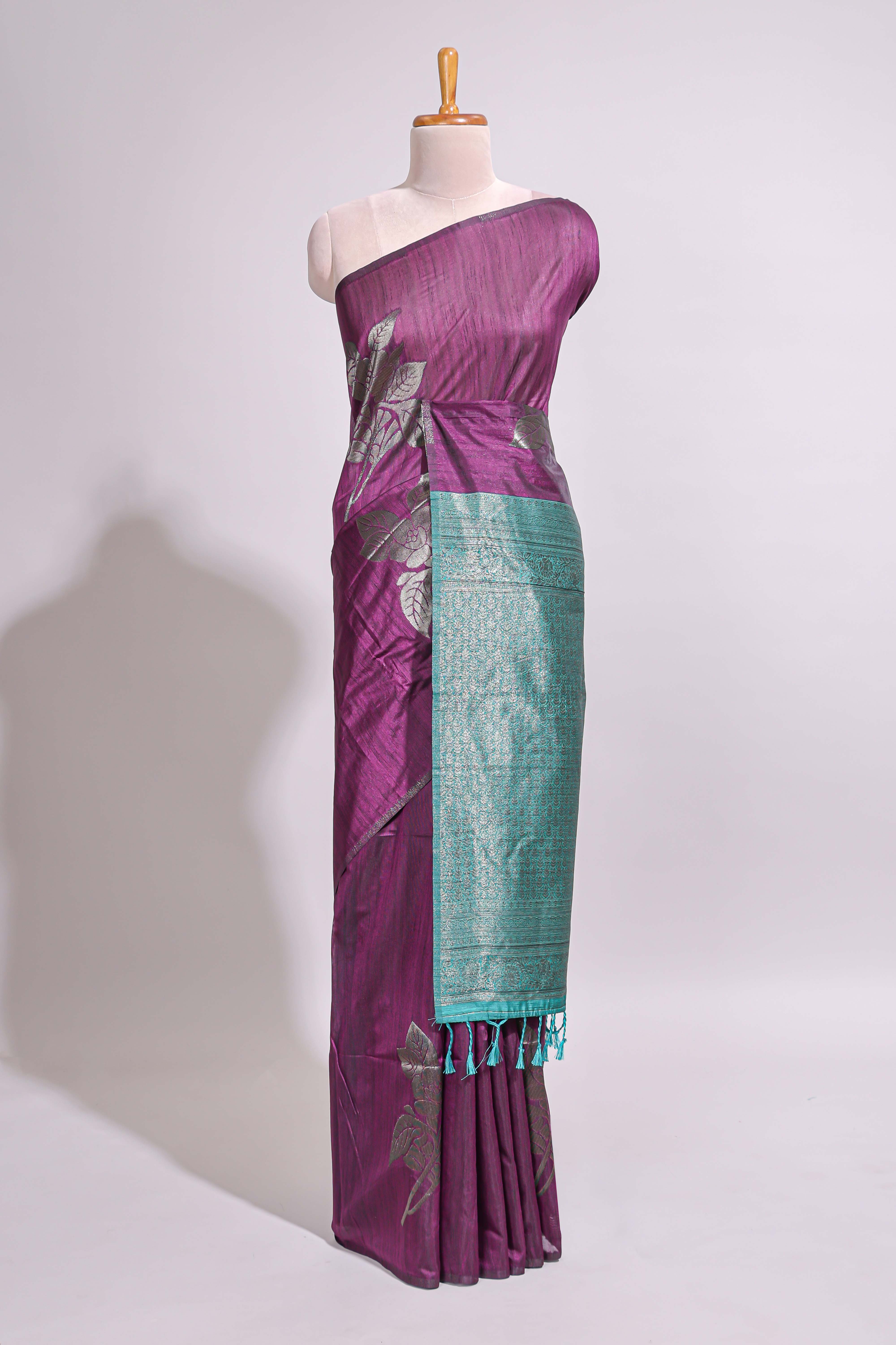 Borderless floral design purple art tussar saree with contrast pallu and silver motifs blouse - Image 2