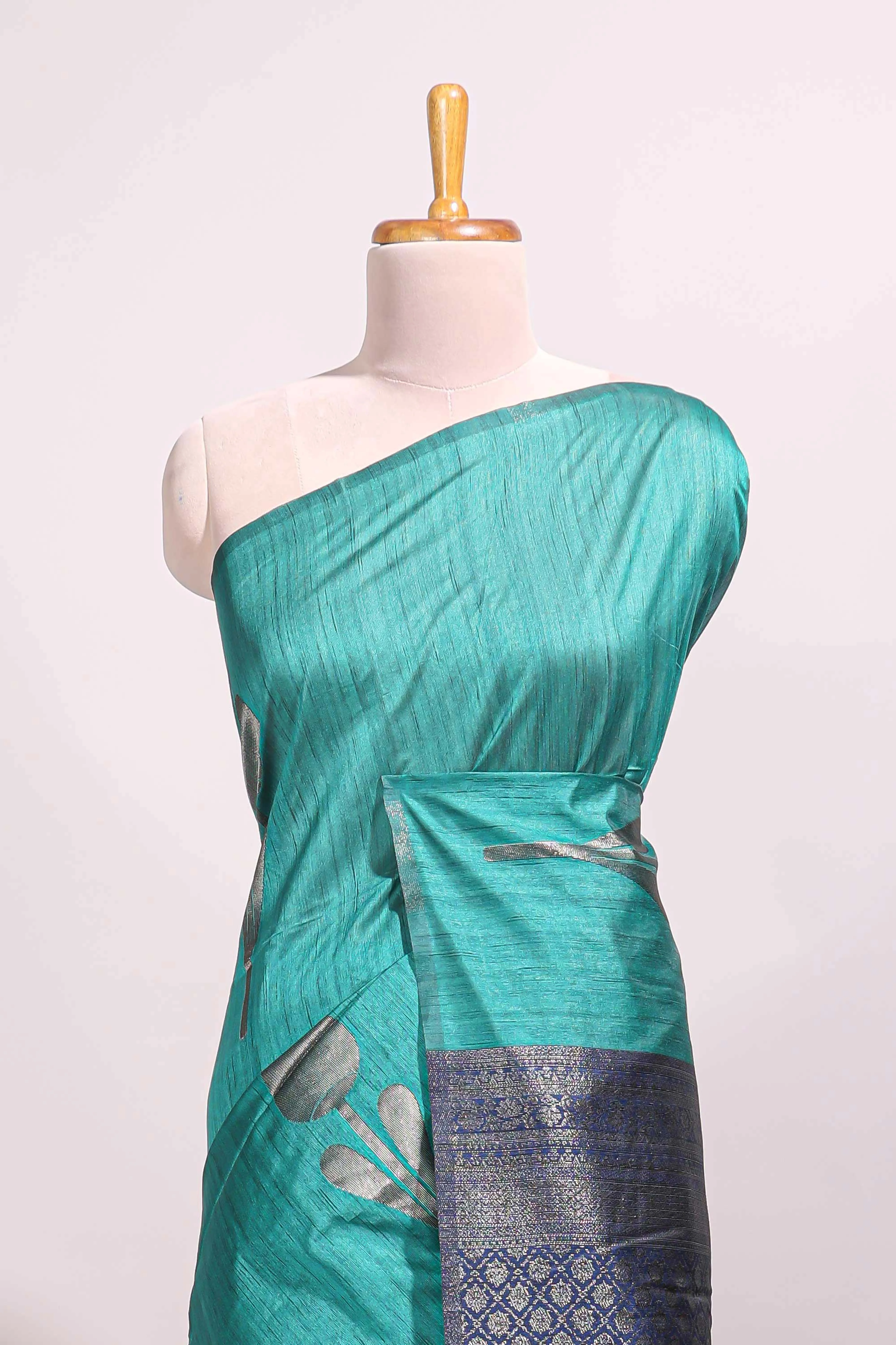 Borderless green floral design semi tussar saree with contrast pallu and blouse - Image 3