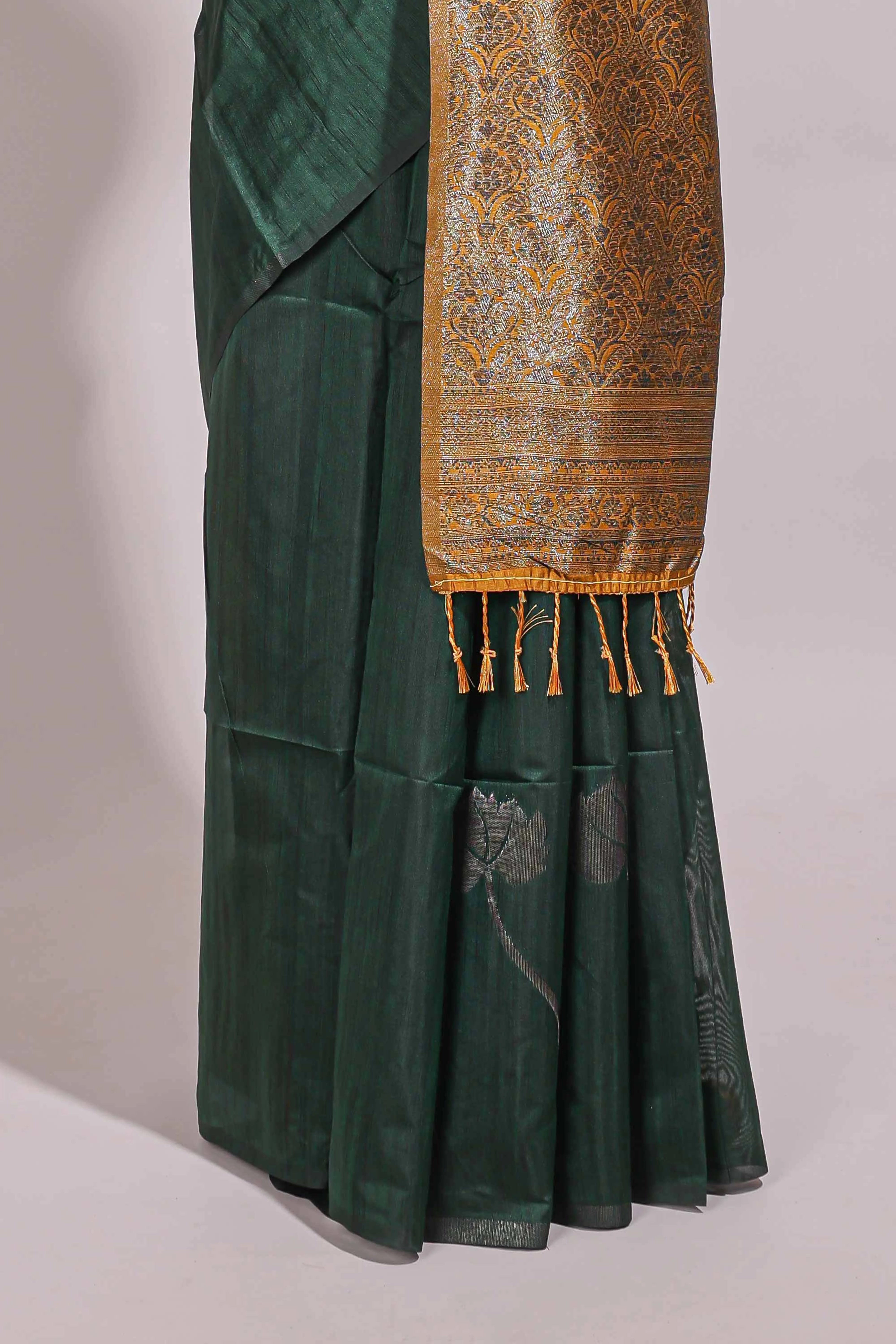 Borderless green floral design semi tussar saree with contrast pallu and blouse - Image 4