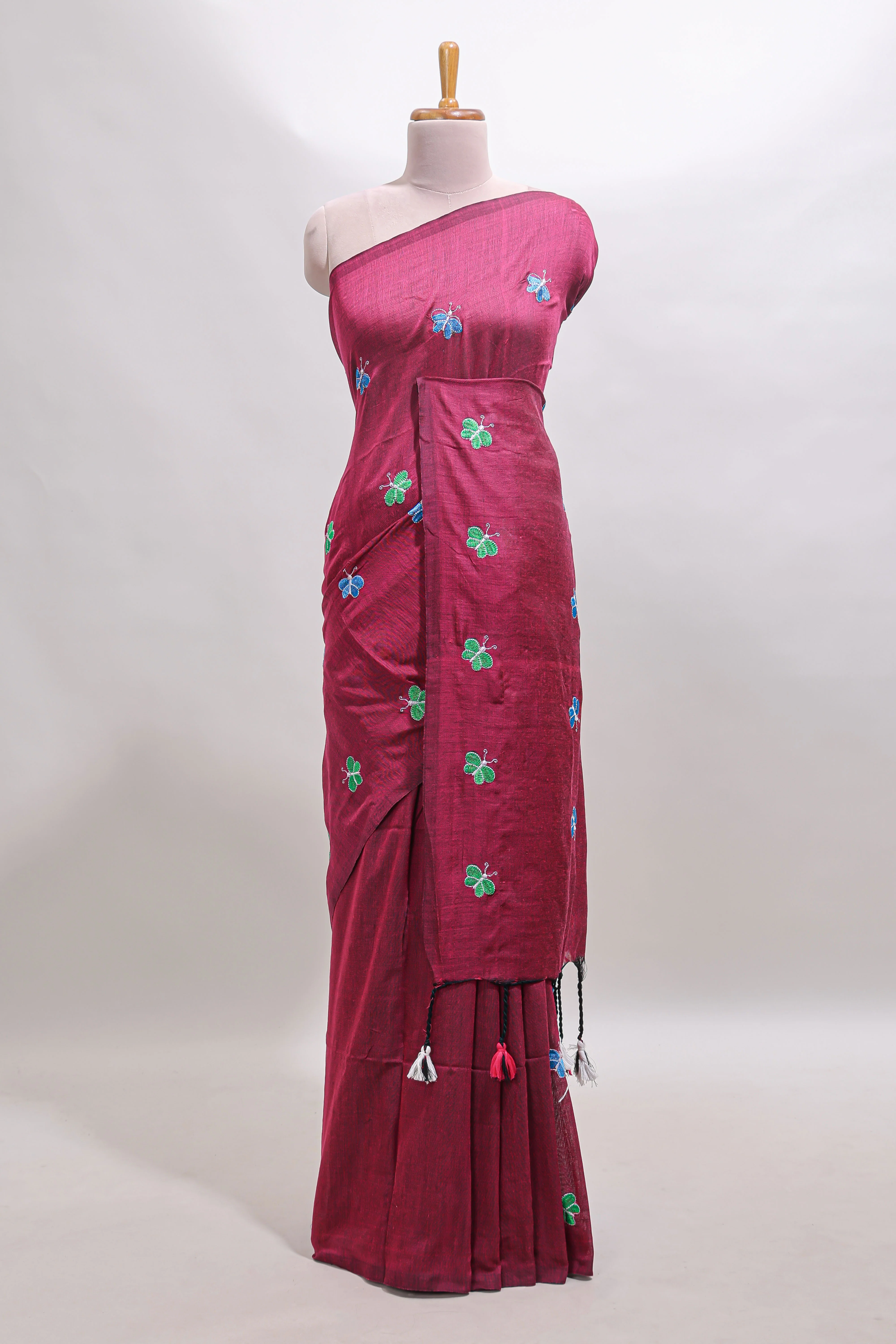 Borderless maroon butterfly motifs south cotton saree with contrast blouse and tassels - Image 2