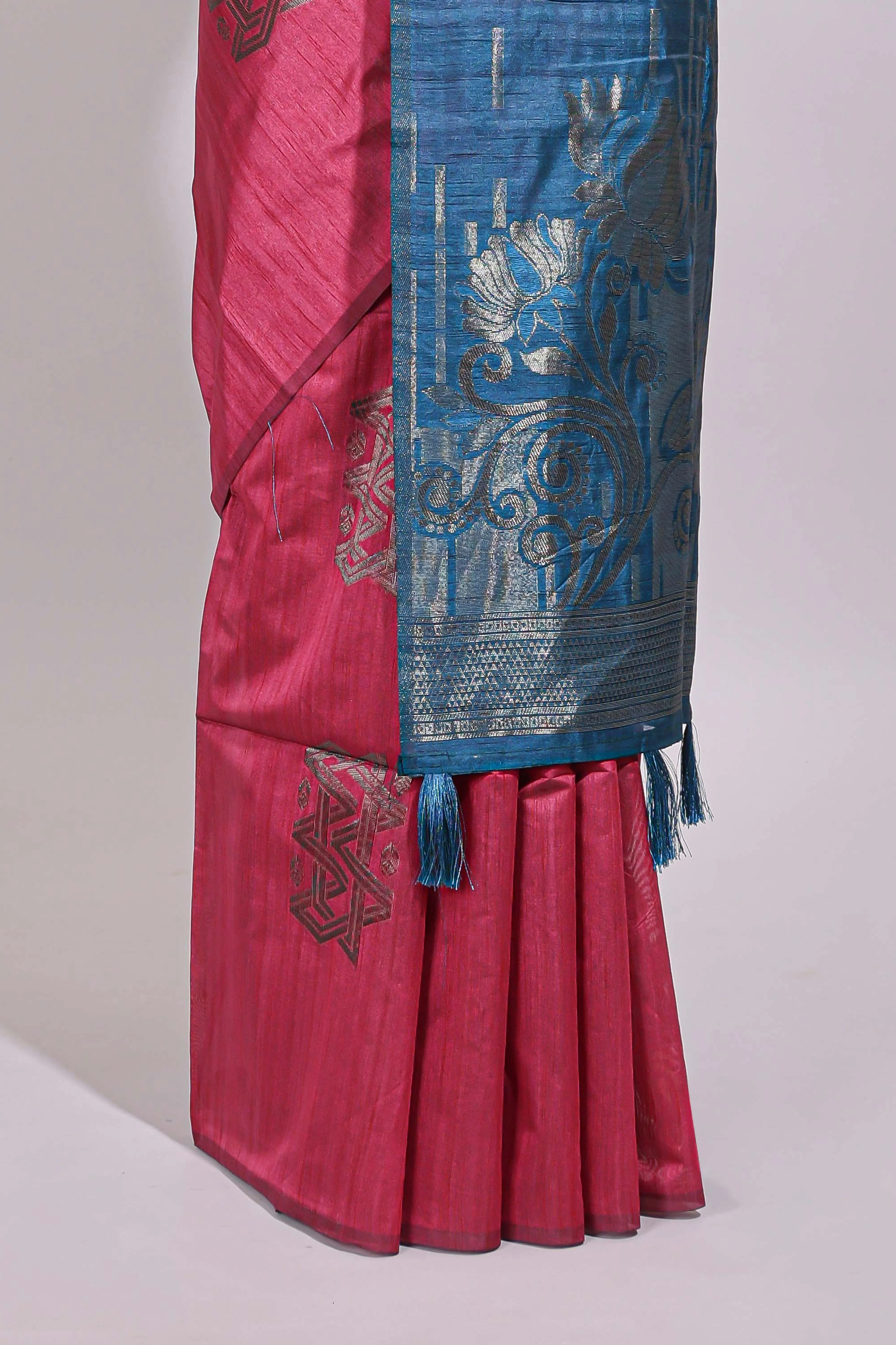 Borderless pink textured zari motifs art tussar saree with contrast floral design pallu and zari motifs blouse - Image 4