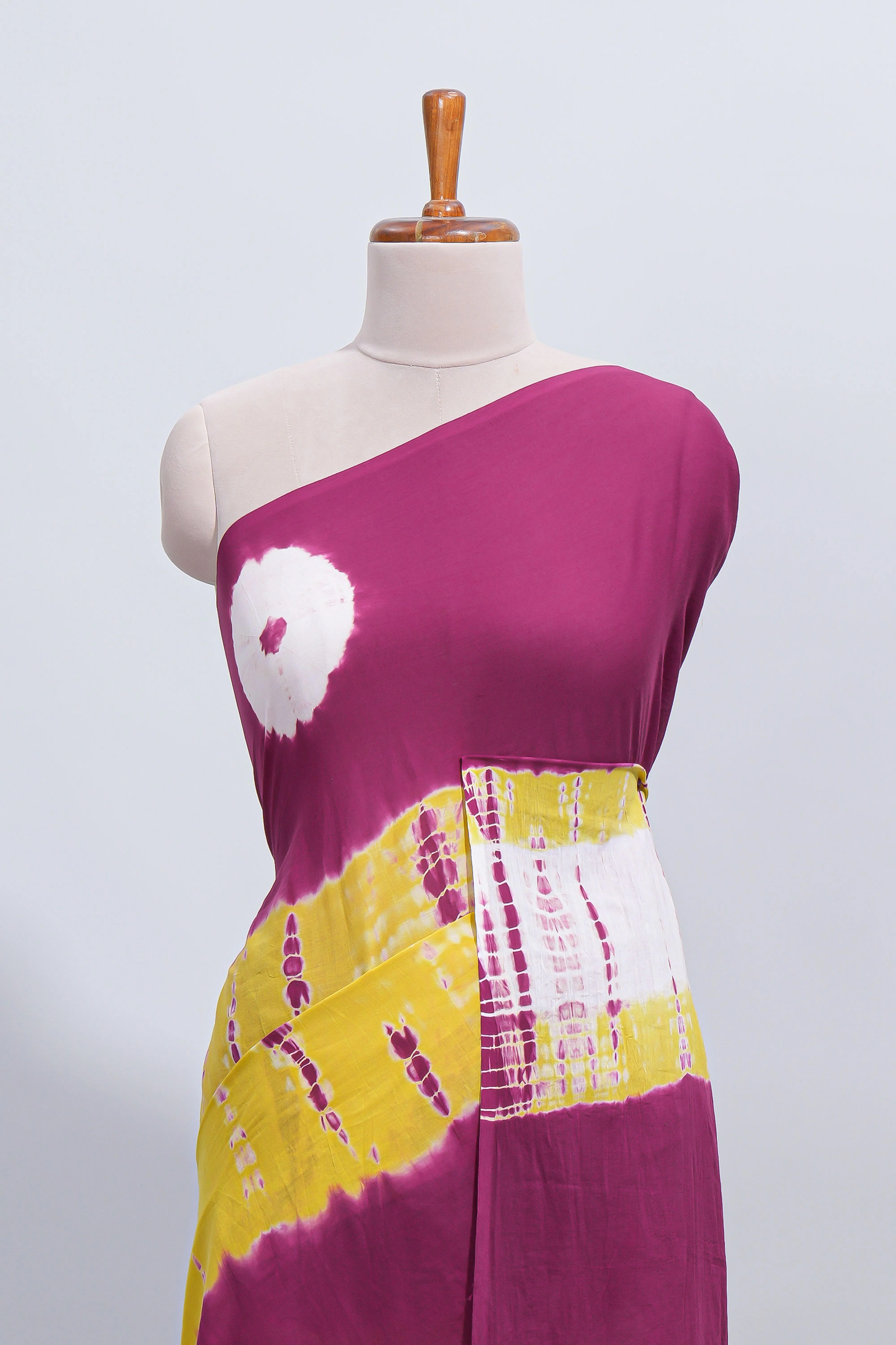 Borderless purple and yellow shibori design mul mul cotton saree with self pallu - Image 3