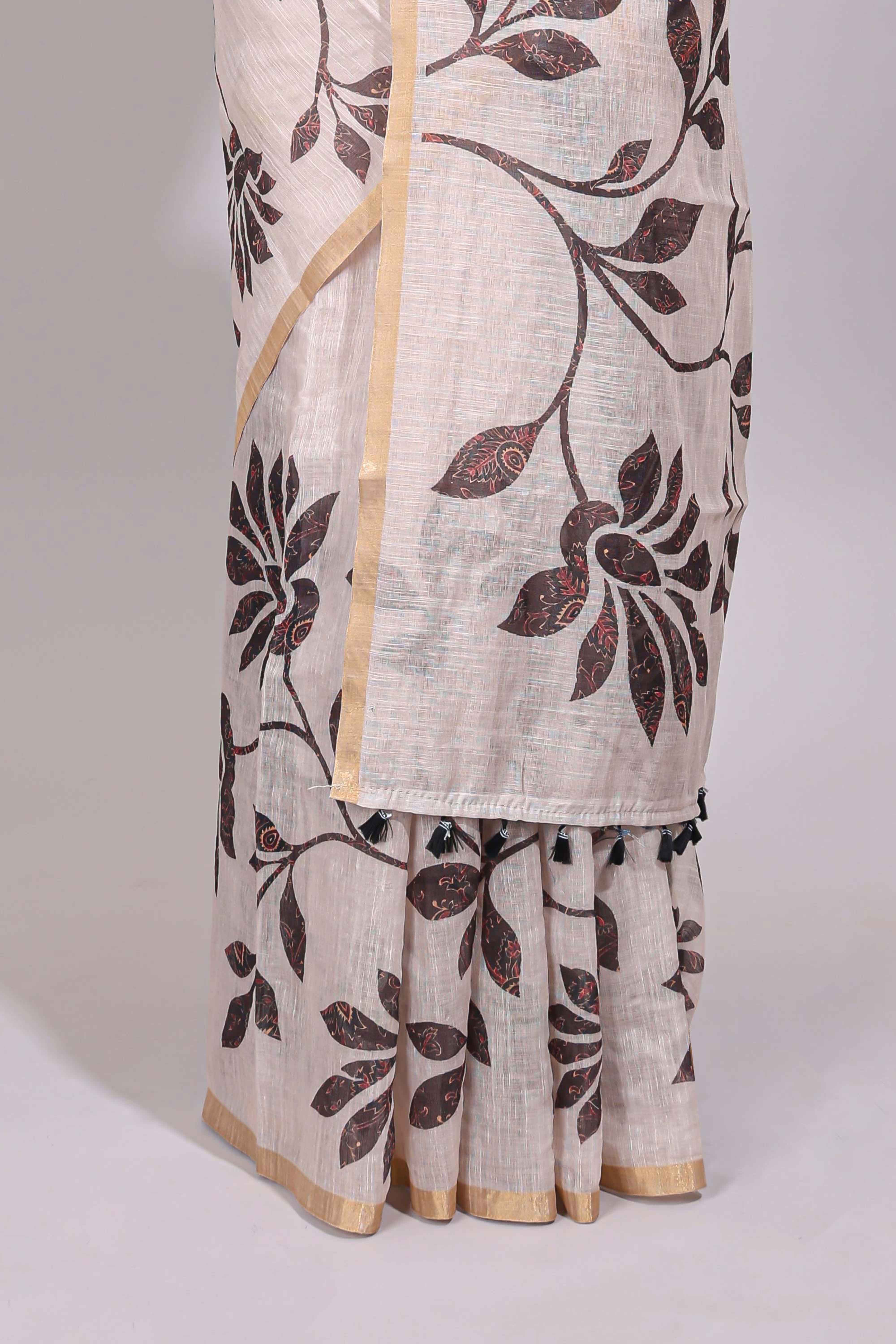 Cream floral design linen cotton saree with self zari border and contrast printed blouse - Image 4