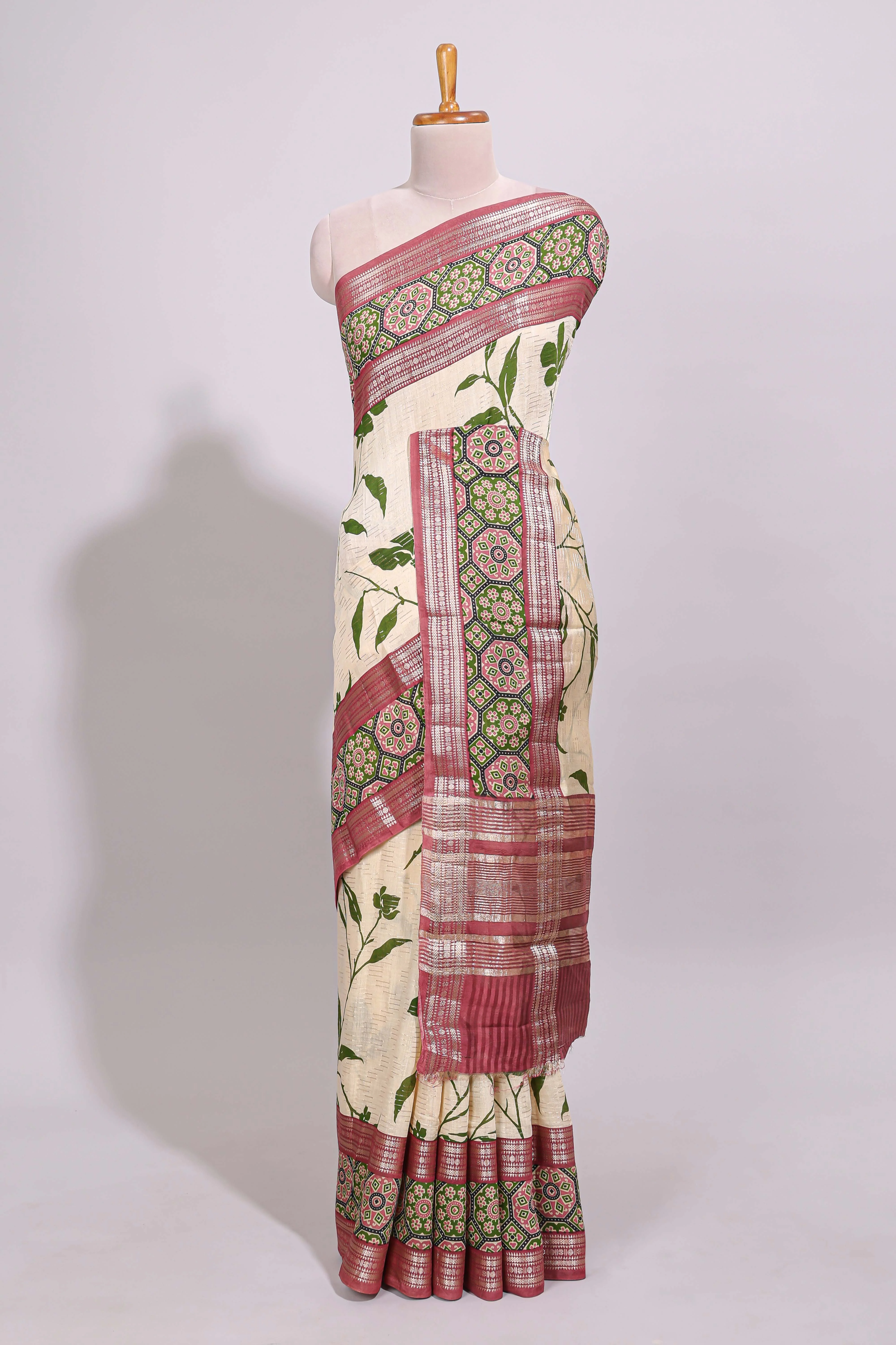 Cream leaf design chanderi cotton saree with contrast bentex zari border and printed blouse - Image 2