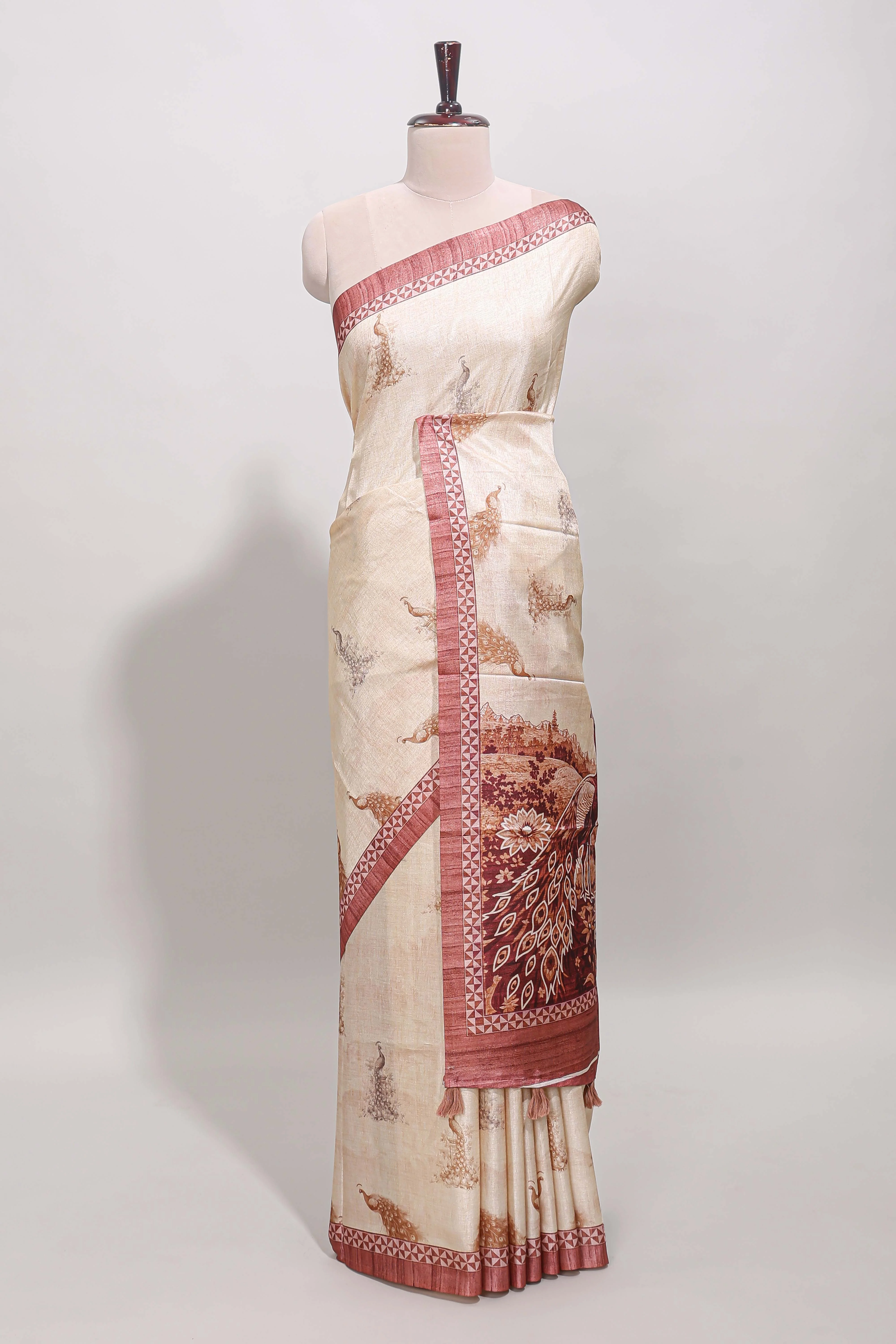 Cream peacock motifs tussar saree with contrast peach border and peacock printed pallu - Image 2