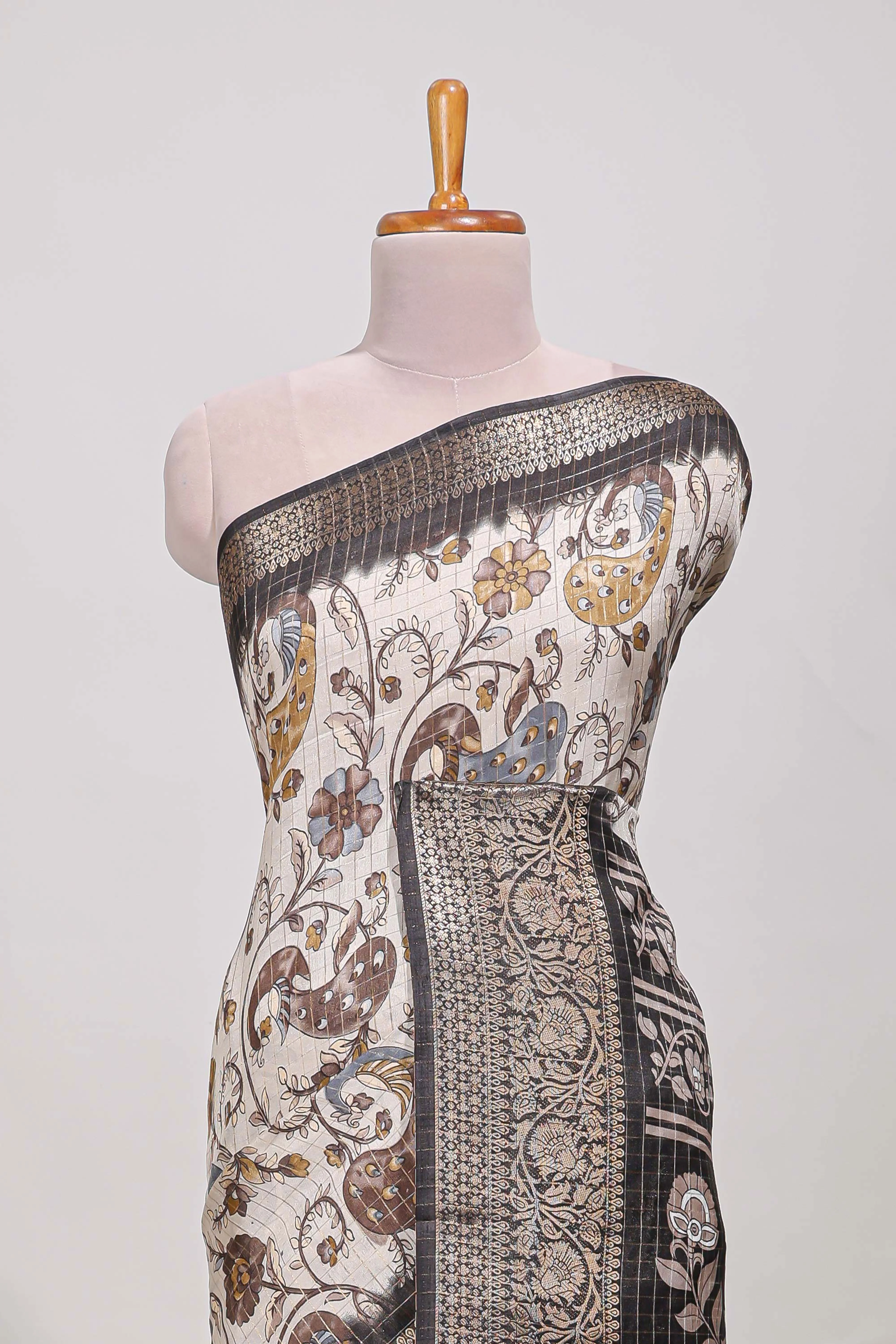 Dola silk saree all over crepe floral printed design with copper zari border and pallu - Image 3