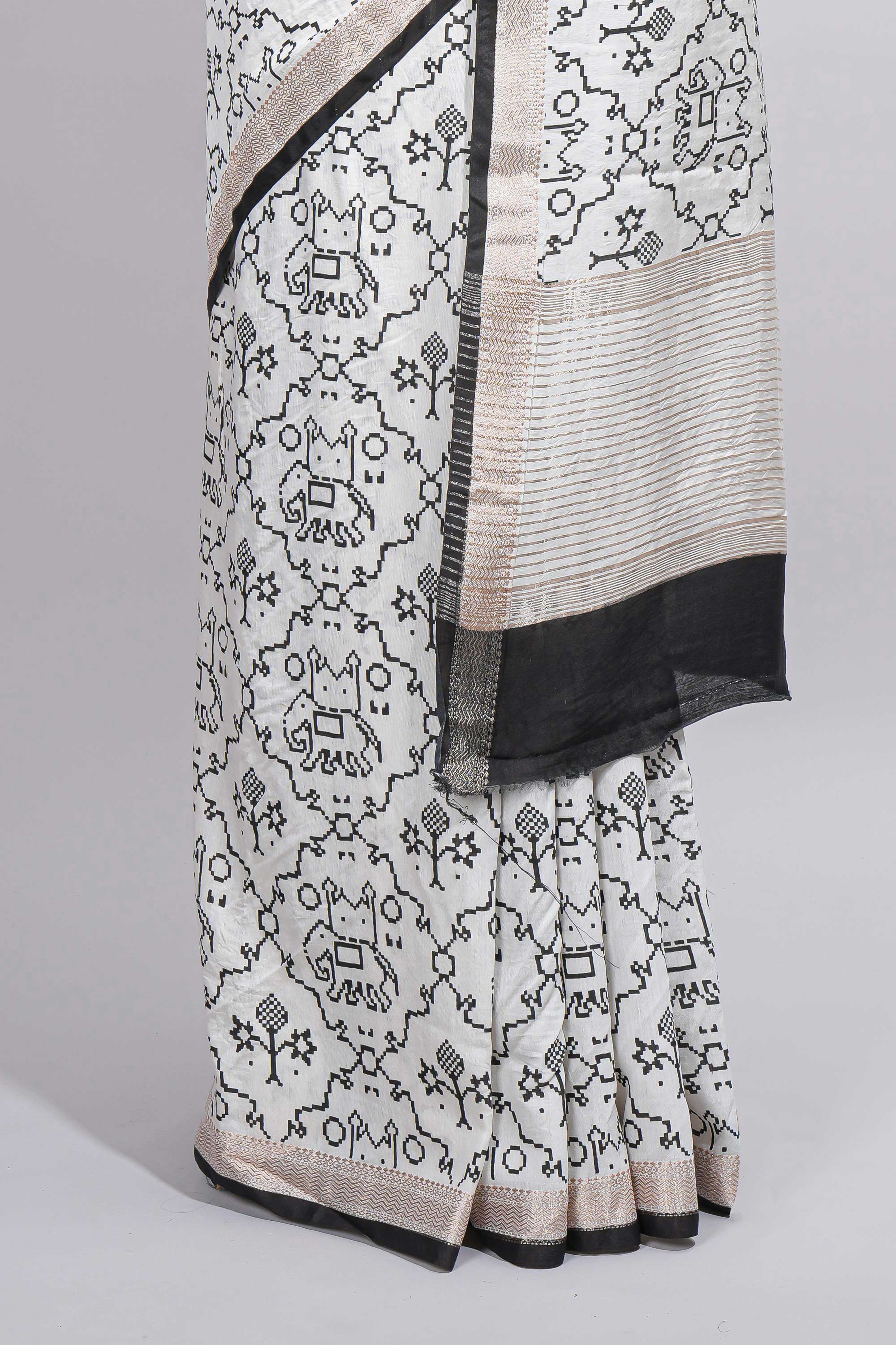 Elegant white Assam Silk saree traditional folk motif print floral patterns and a contrast black woven border The detailed pallu along with contrast blouse - Image 4