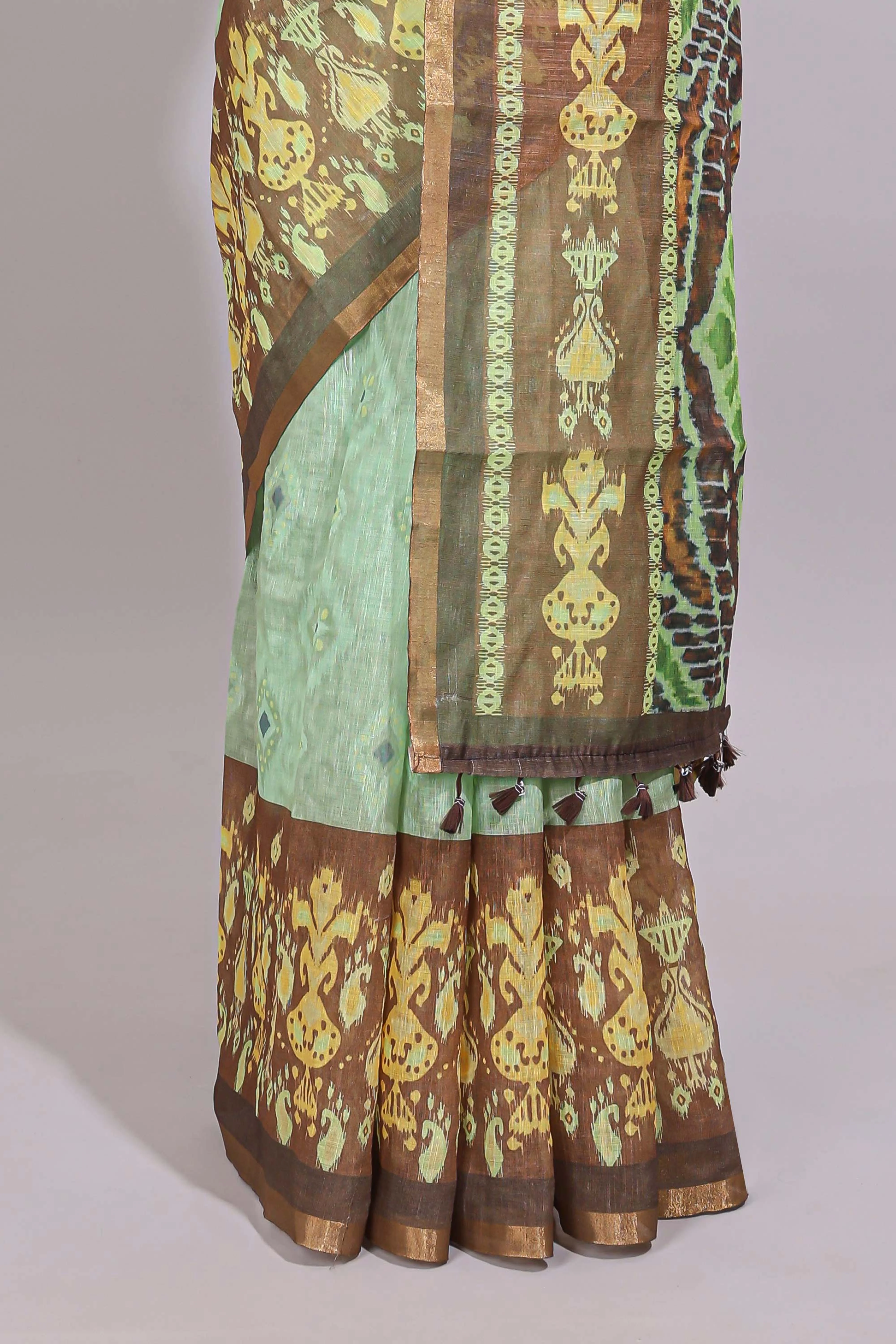 Green geometric ikkat design linen cotton saree with contrast zari border and printed blouse - Image 4