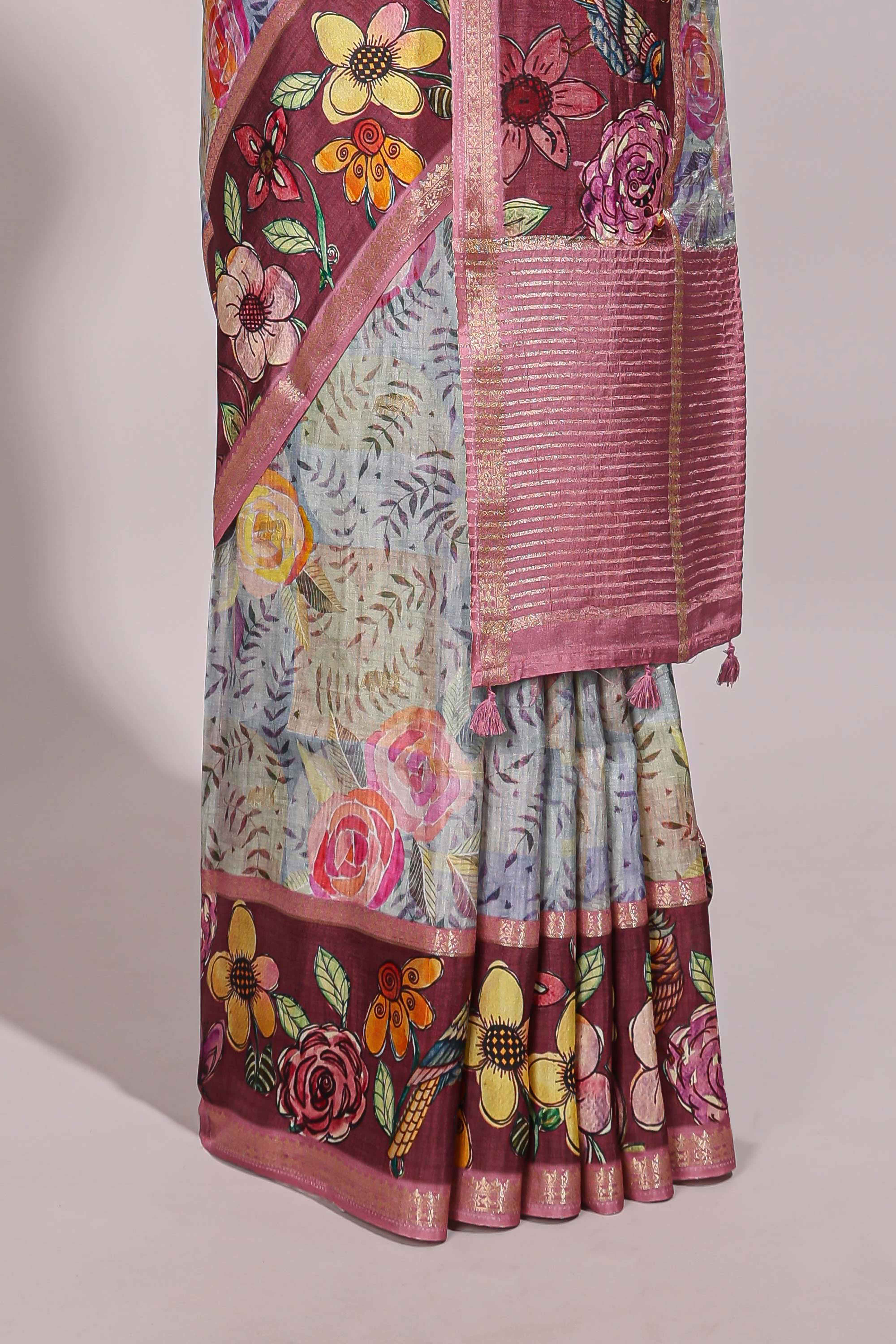 Grey floral design motifs banarasi silk saree with contrast border and printed blouse - Image 4