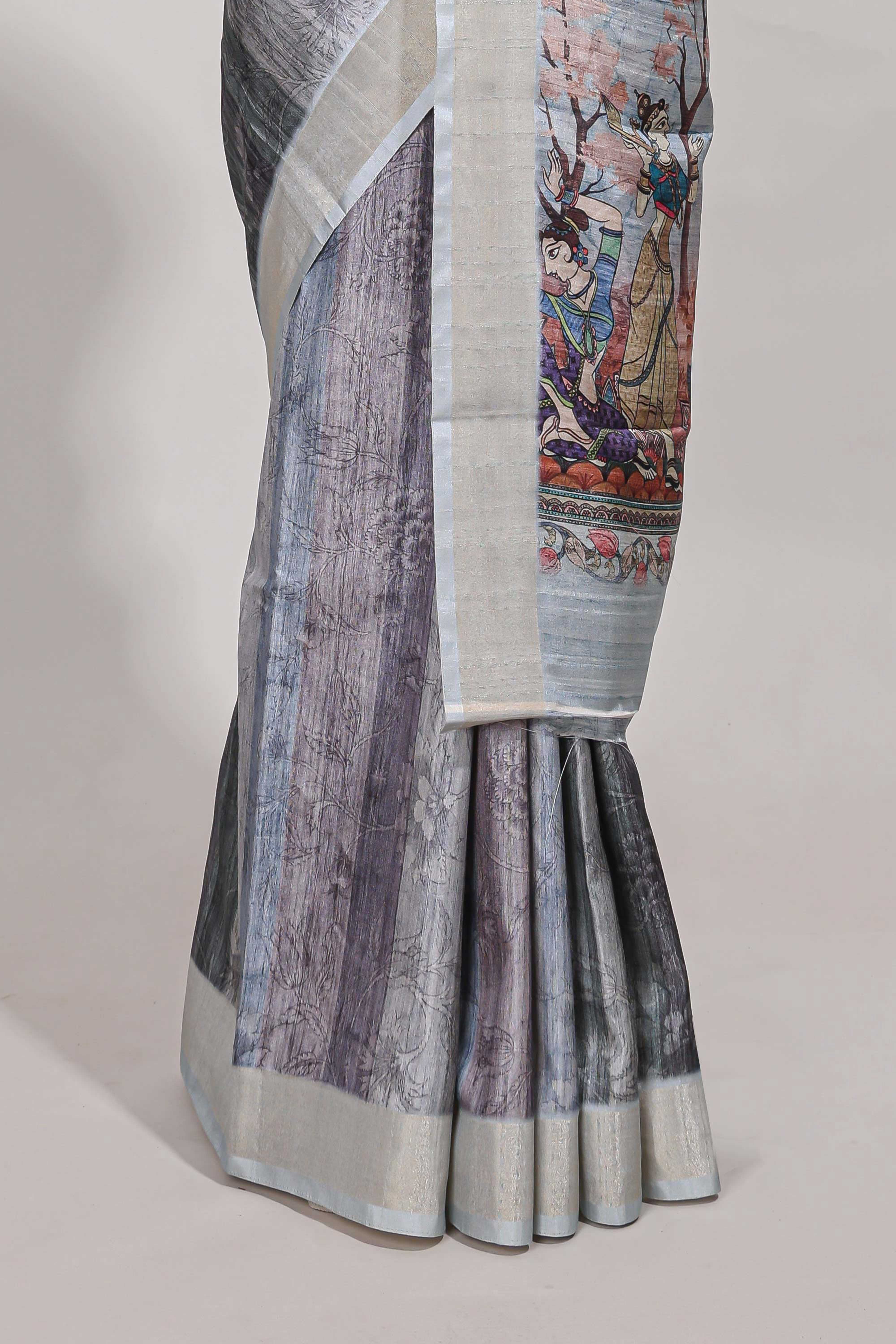 Grey kalamakri art tussar saree with floral creeper prints zari border and dancing figures print pallu - Image 4