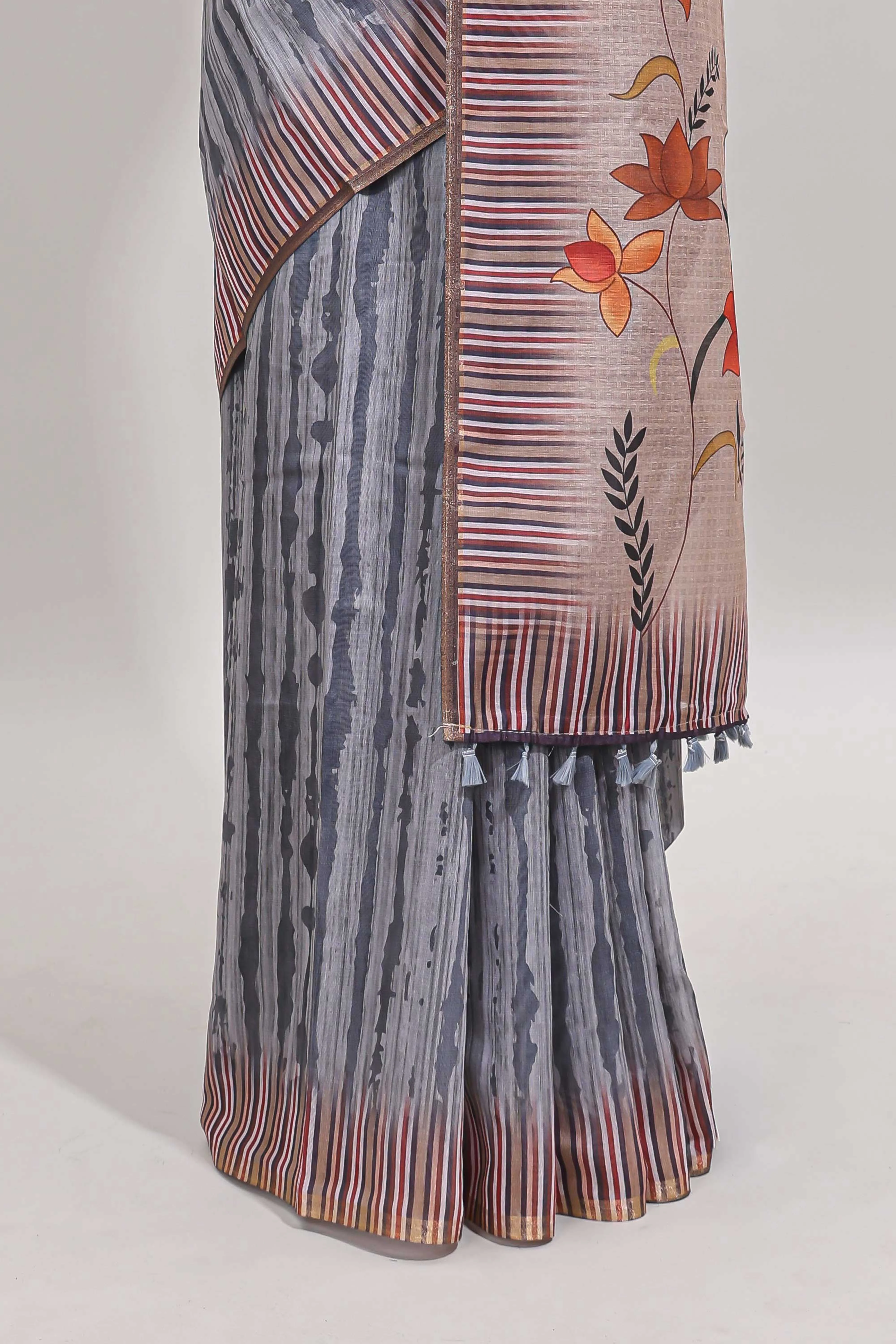 Grey striped digital print linen cotton saree with contrast border and floral design pallu - Image 4