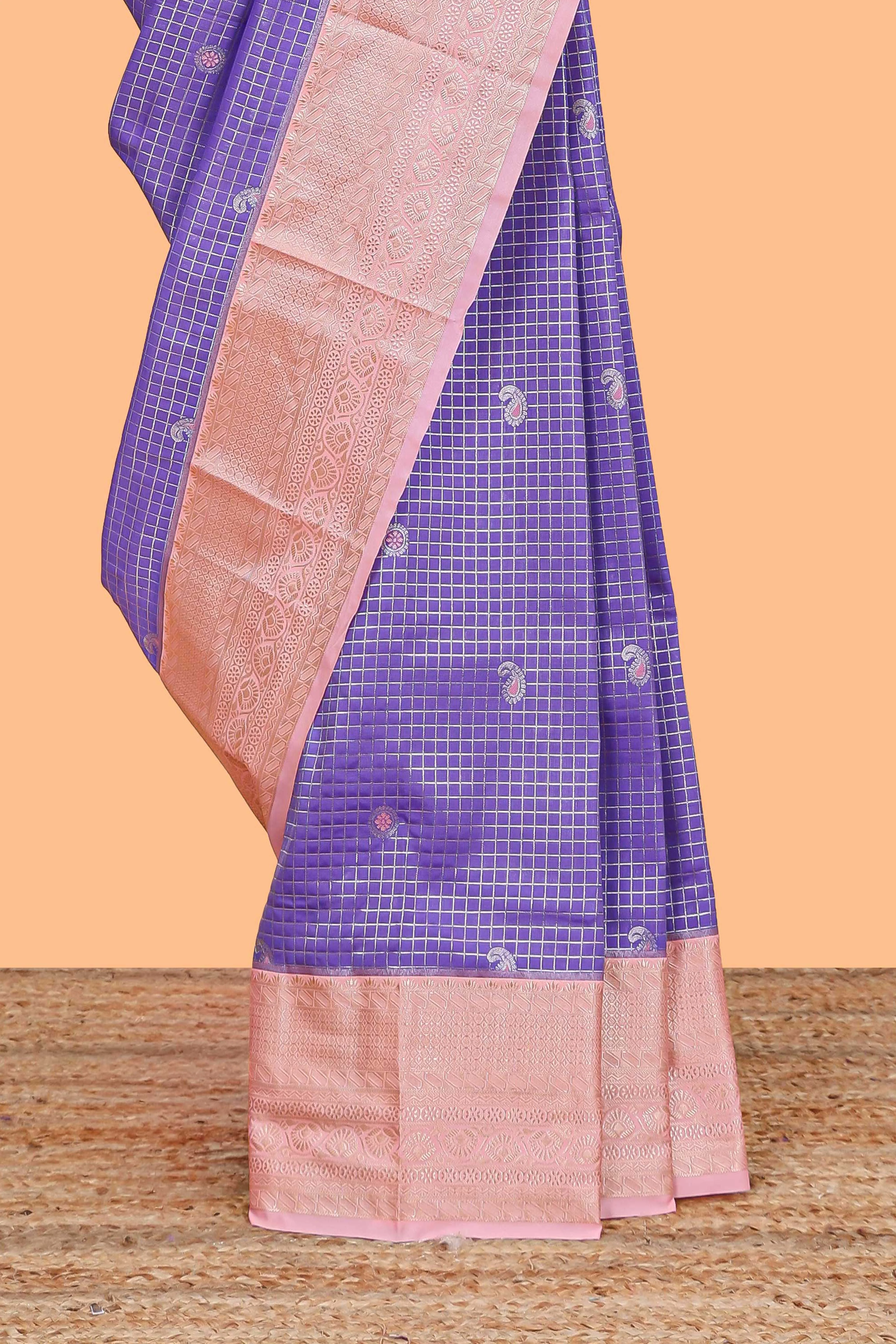Lavender checked zari motifs semi soft silk saree with contrast border and floral design pallu - Image 3