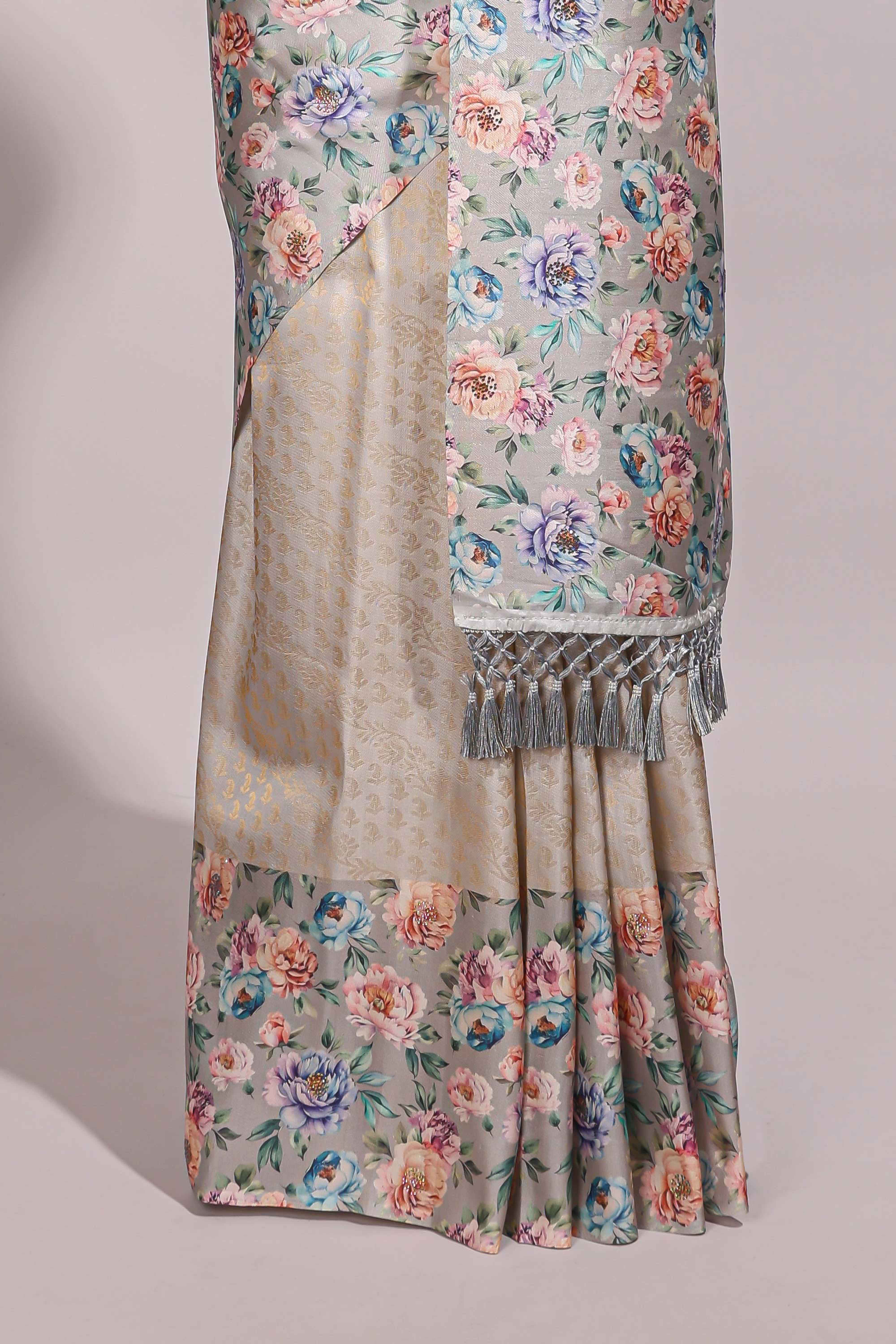 Light grey floral zari motifs banarasi silk saree with contrast border and printed blouse - Image 4