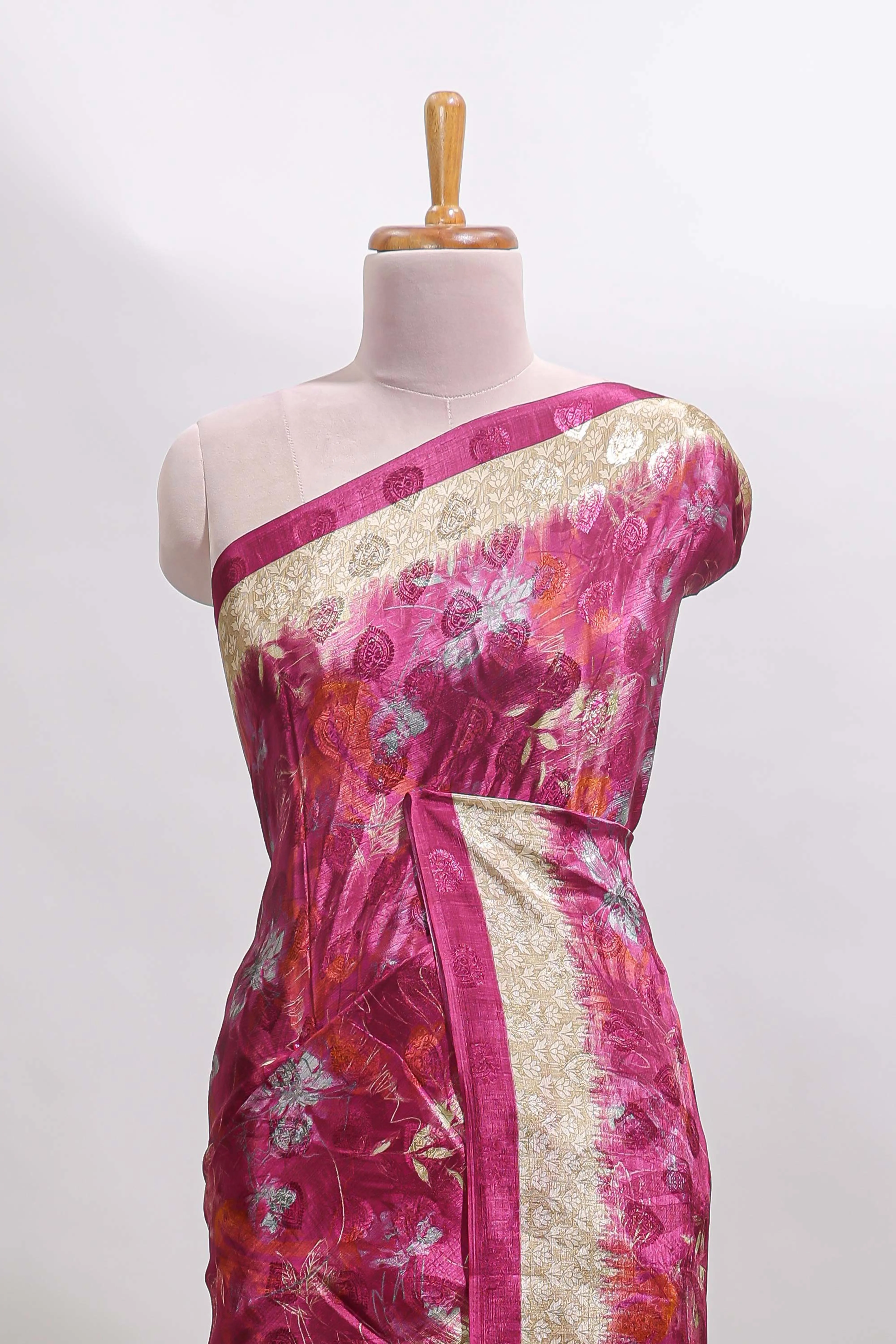 Magenta floral design georgette saree with contrast border and matching blouse - Image 3