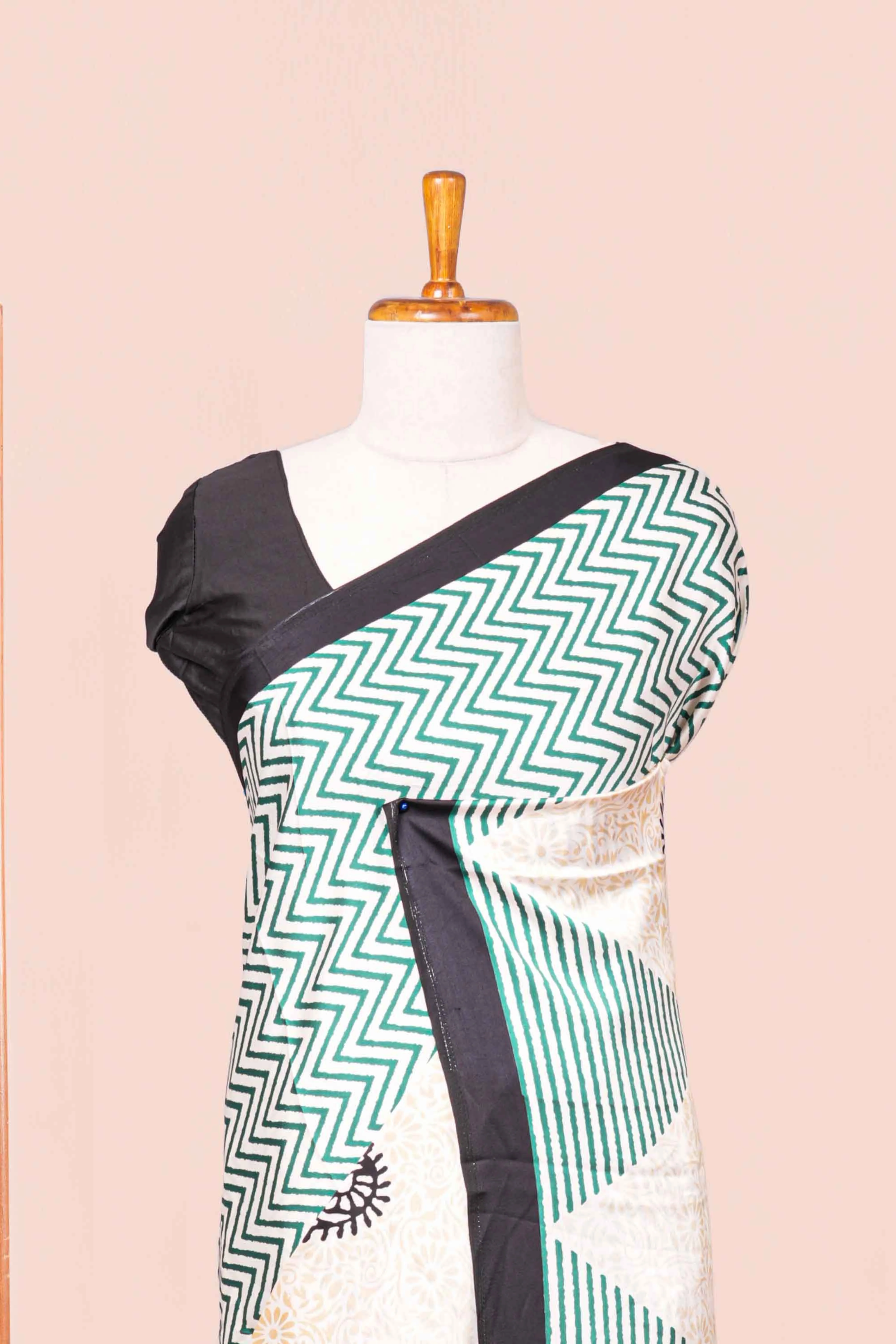 Modal Silk Saree Lightweight ,Flowy. Chevron Design Contrast Border - Image 3