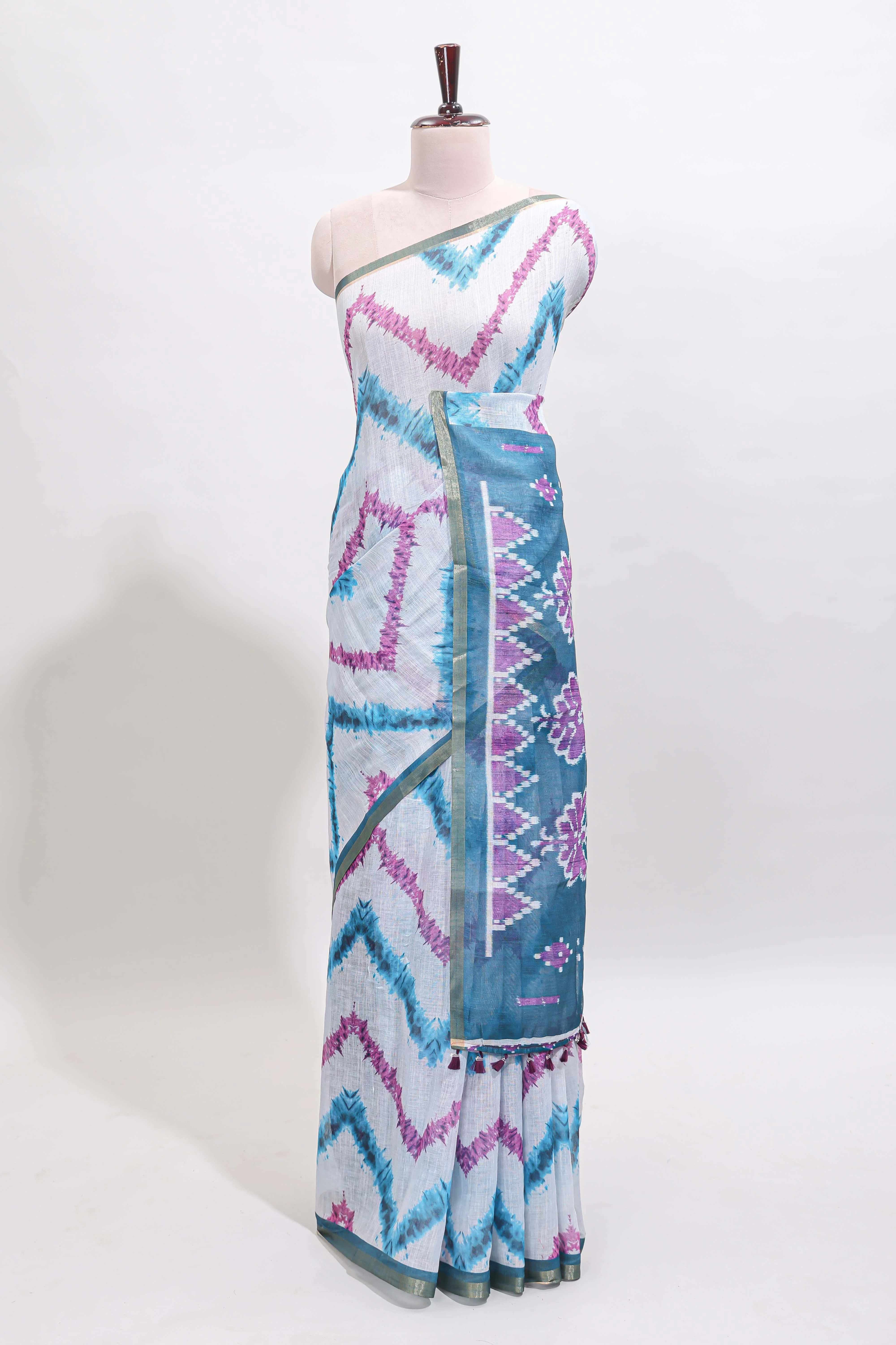 Off white chevron style shibori print linen cotton saree with contrast turquoise blue border and ikkat design pallu - Image 2