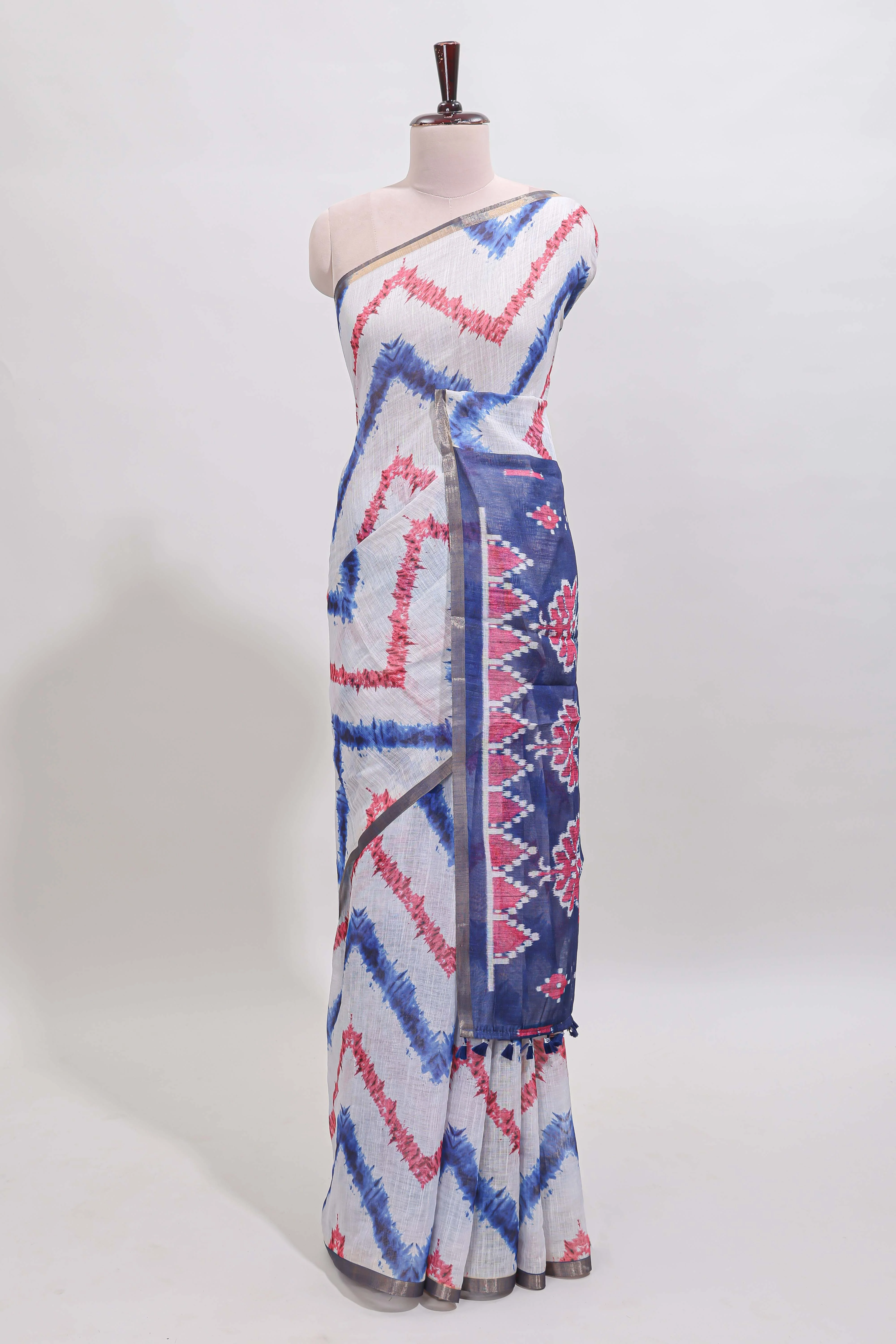 Off white chevron style shibori print linen cotton saree with contrast blue border and ikkat design pallu - Image 2