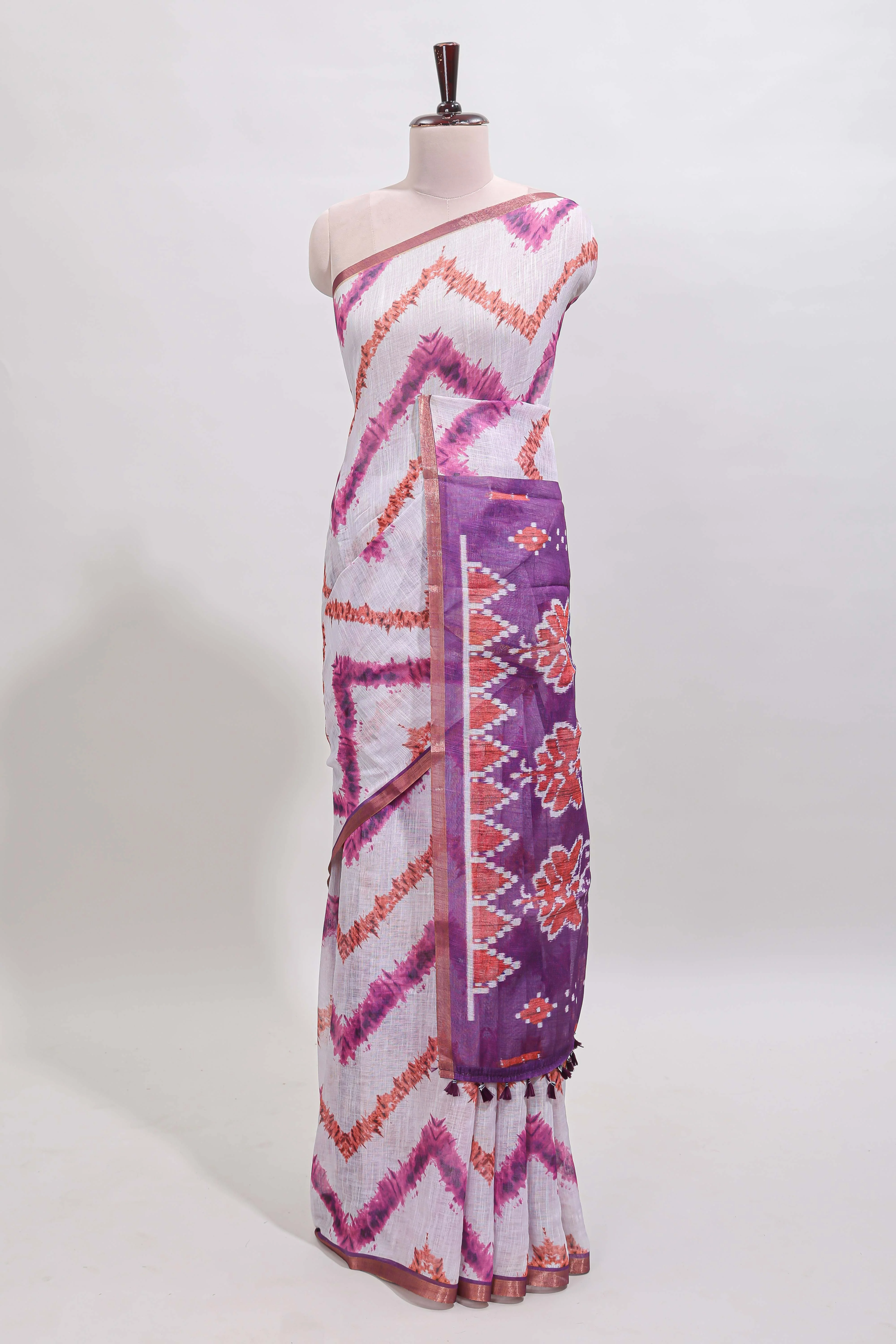 Off white chevron style shibori print linen cotton saree with contrast purple border and ikkat design pallu - Image 2