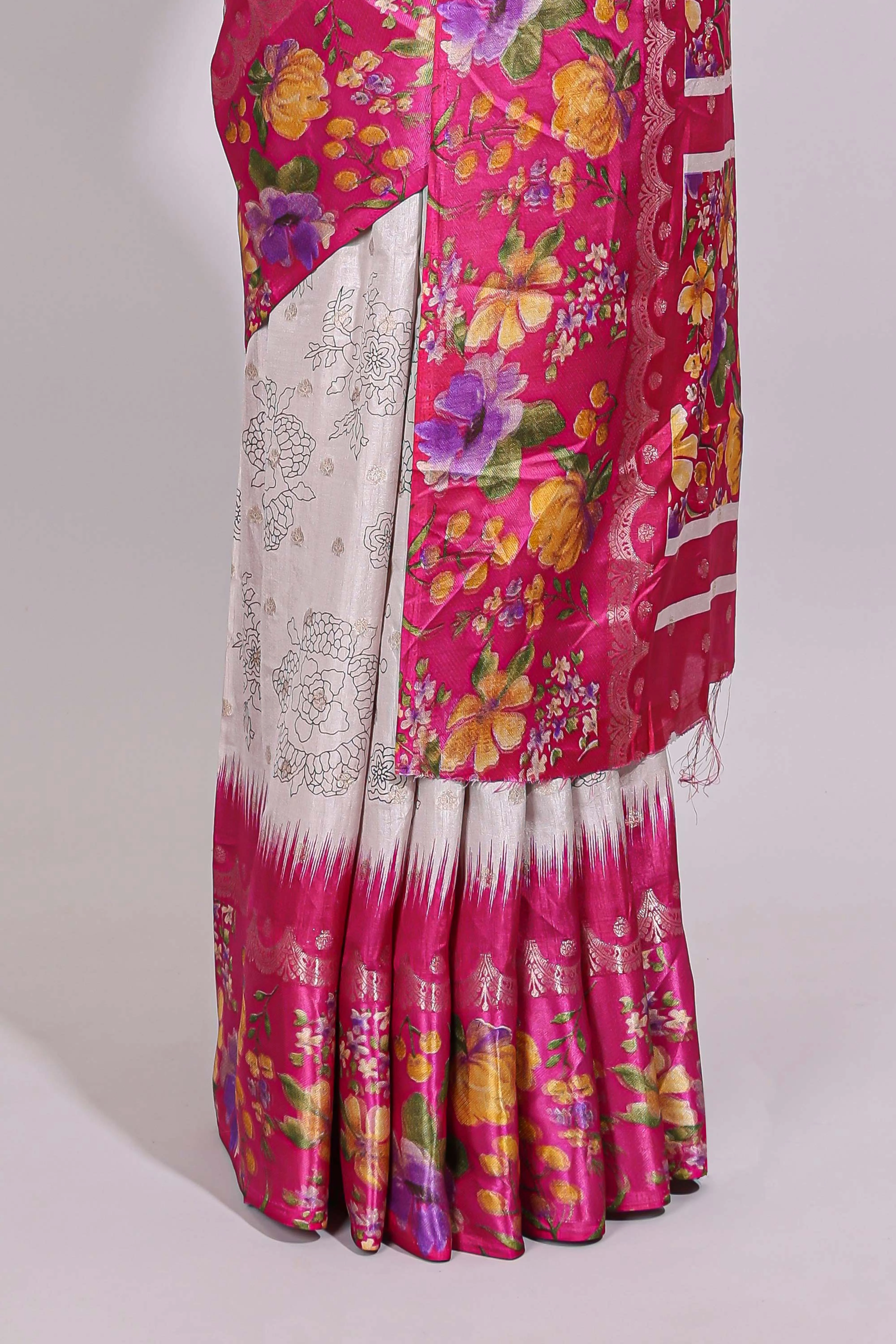 Off white floral design dola silk saree with contrast floral border and printed motifs blouse - Image 4