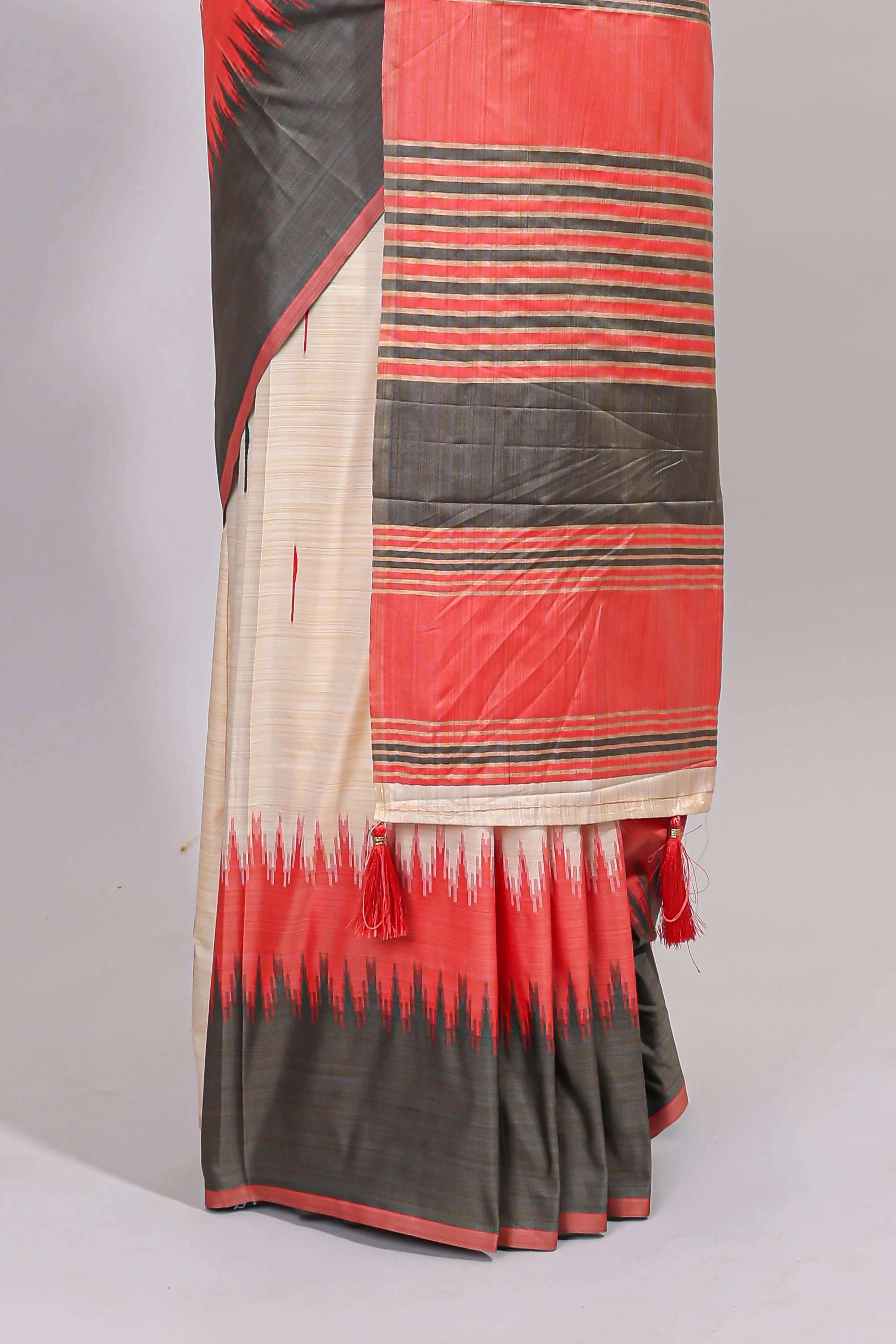 Off white ikkat design semi tussar saree with contrast dual shade border and matching striped blouse - Image 4