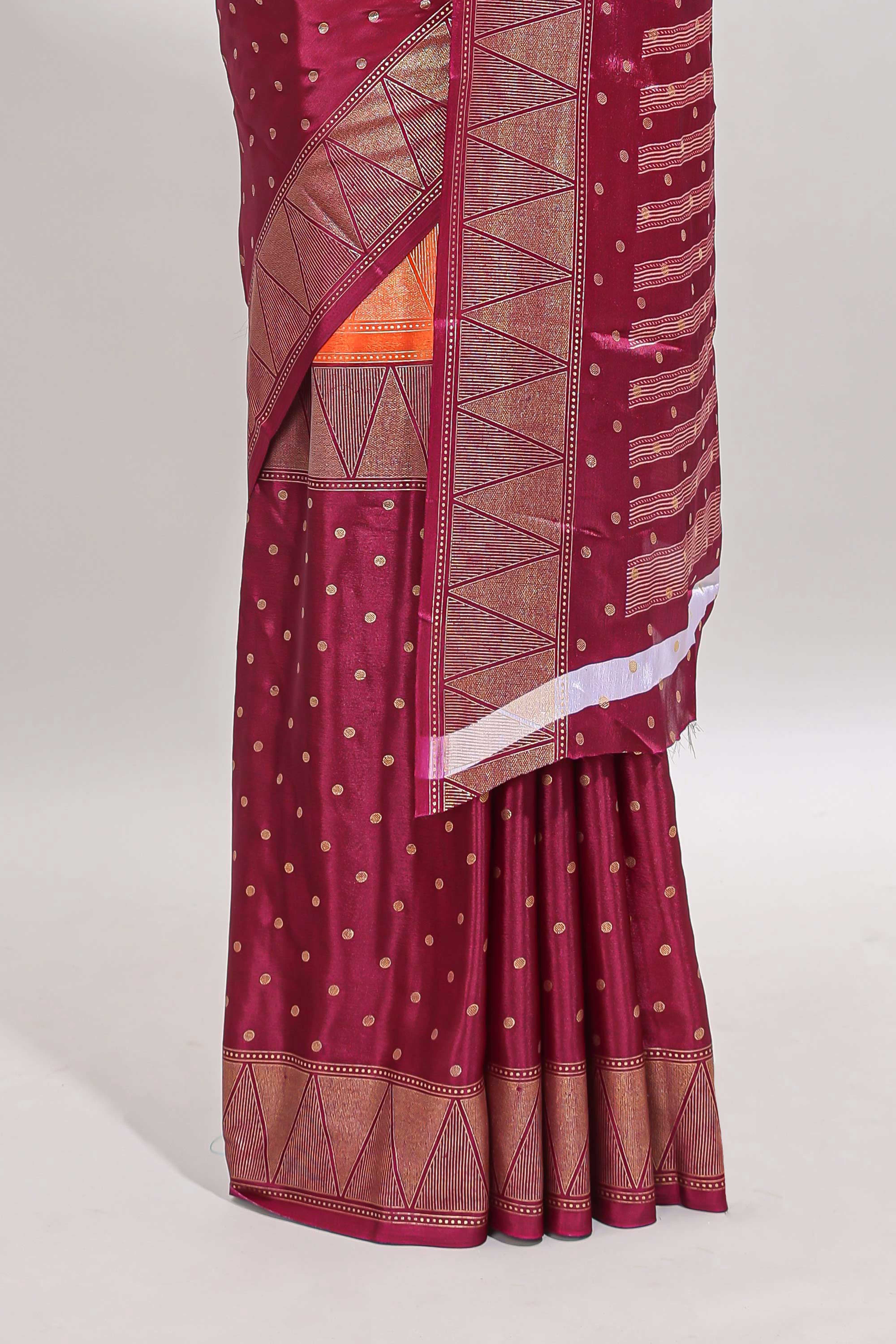 Orange & maroon dual shade zari motifs semi soft silk saree with self border and striped pallu - Image 4