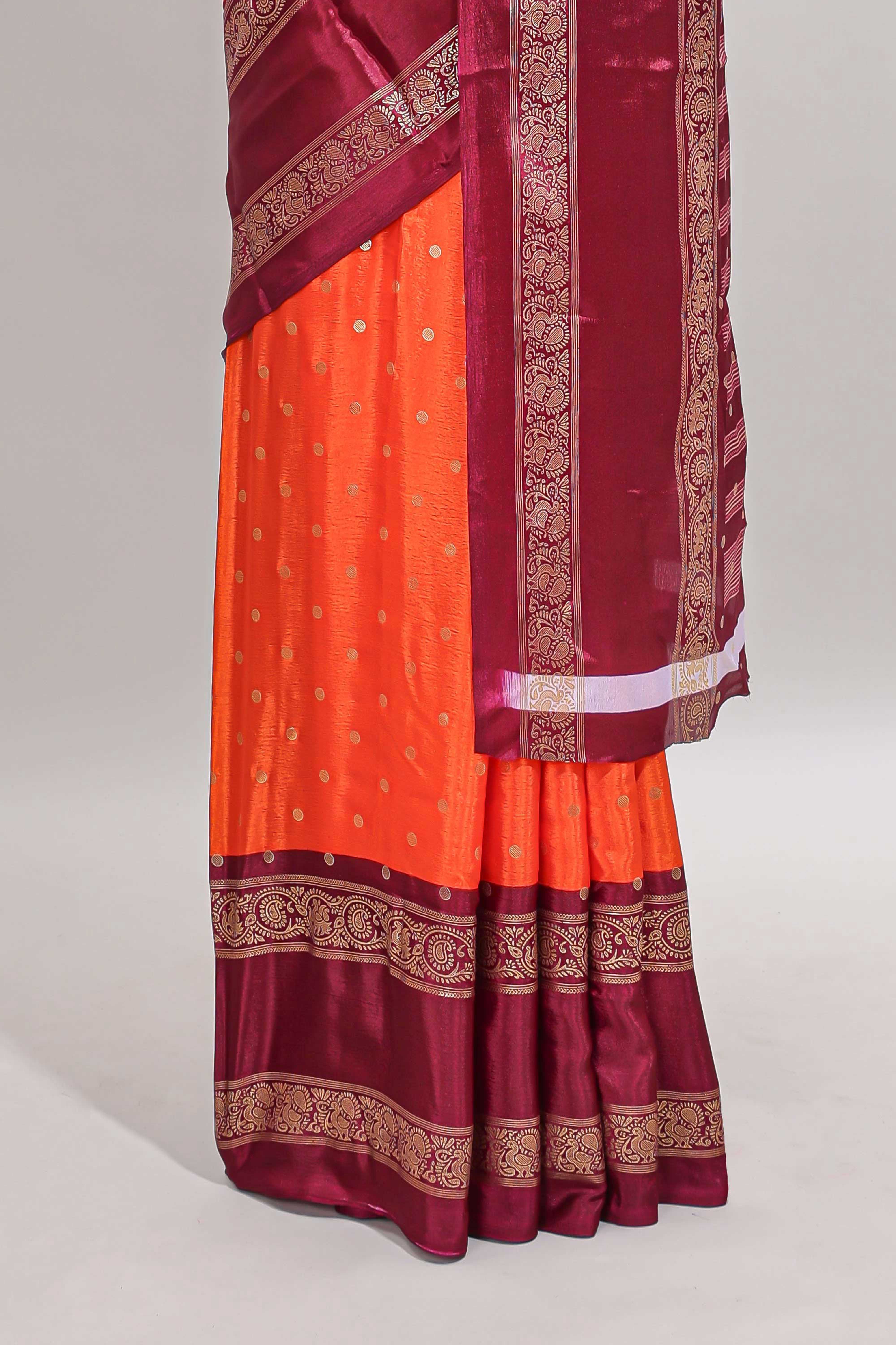 Orange zari butta semi soft silk saree with contrast bentex border and zari striped pallu - Image 4