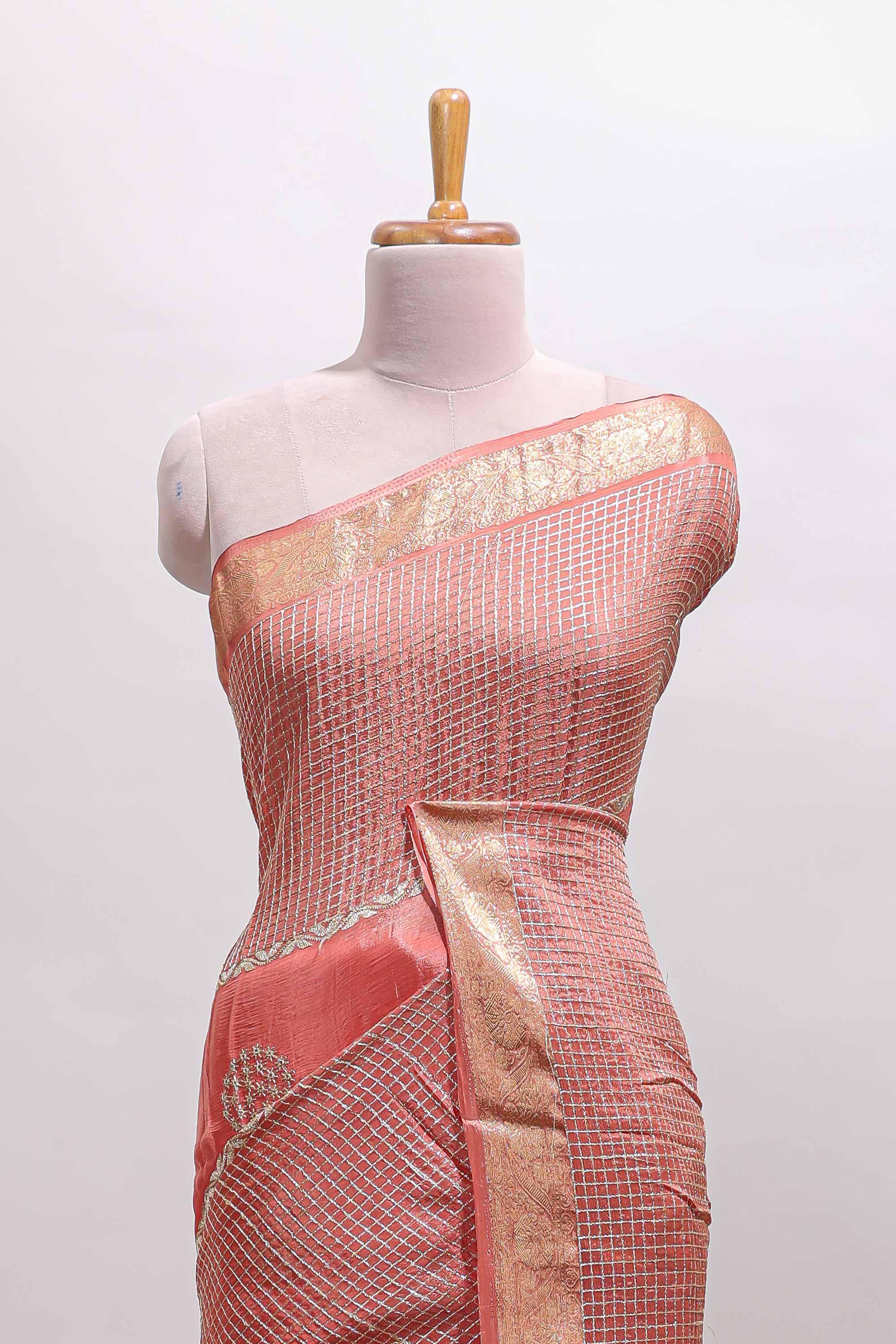 Peach checked floral motifs chiffon saree with self zari border and contrast blouse - Image 3