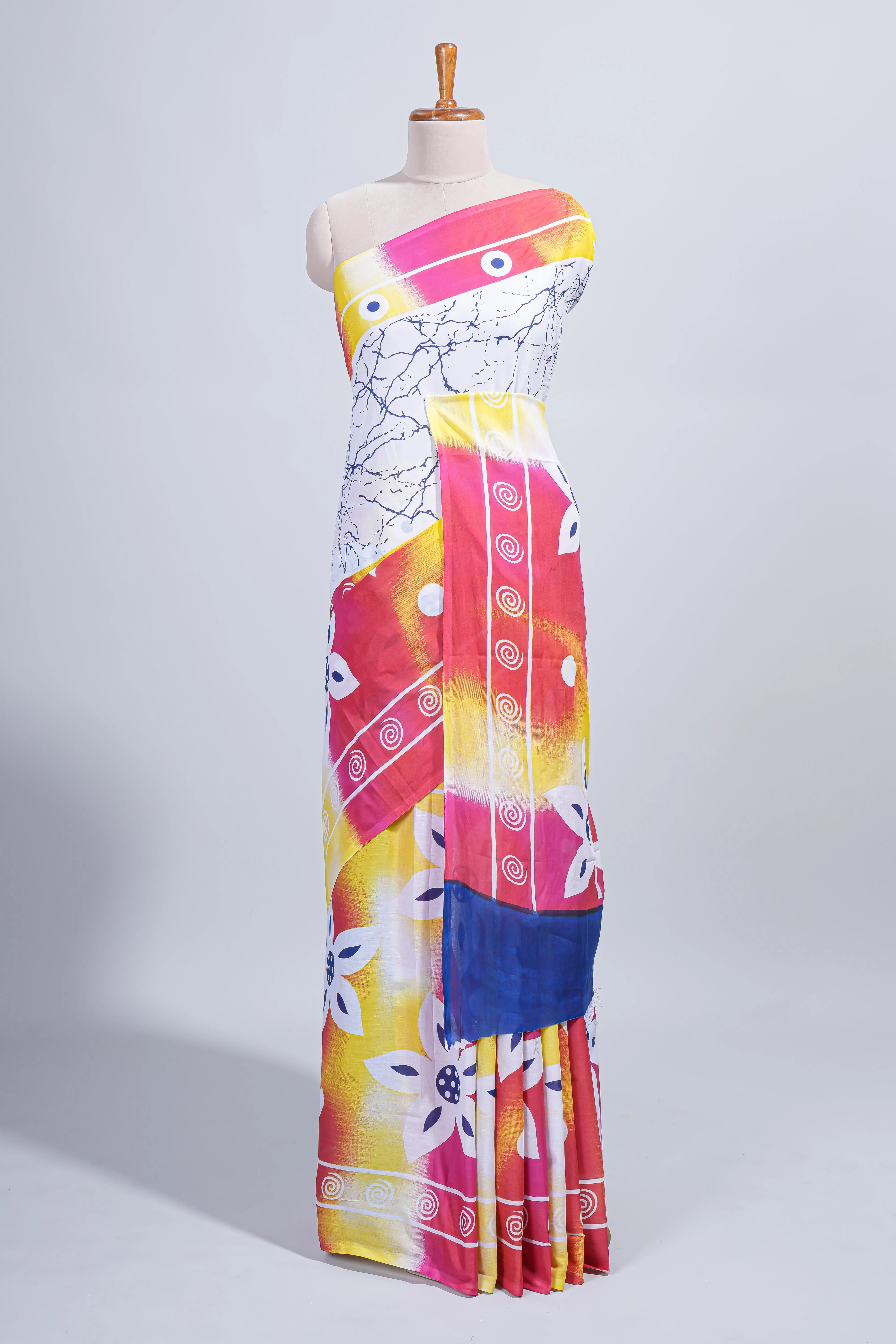 Pink floral design mul mul cotton saree with self border and contrast blouse - Image 2
