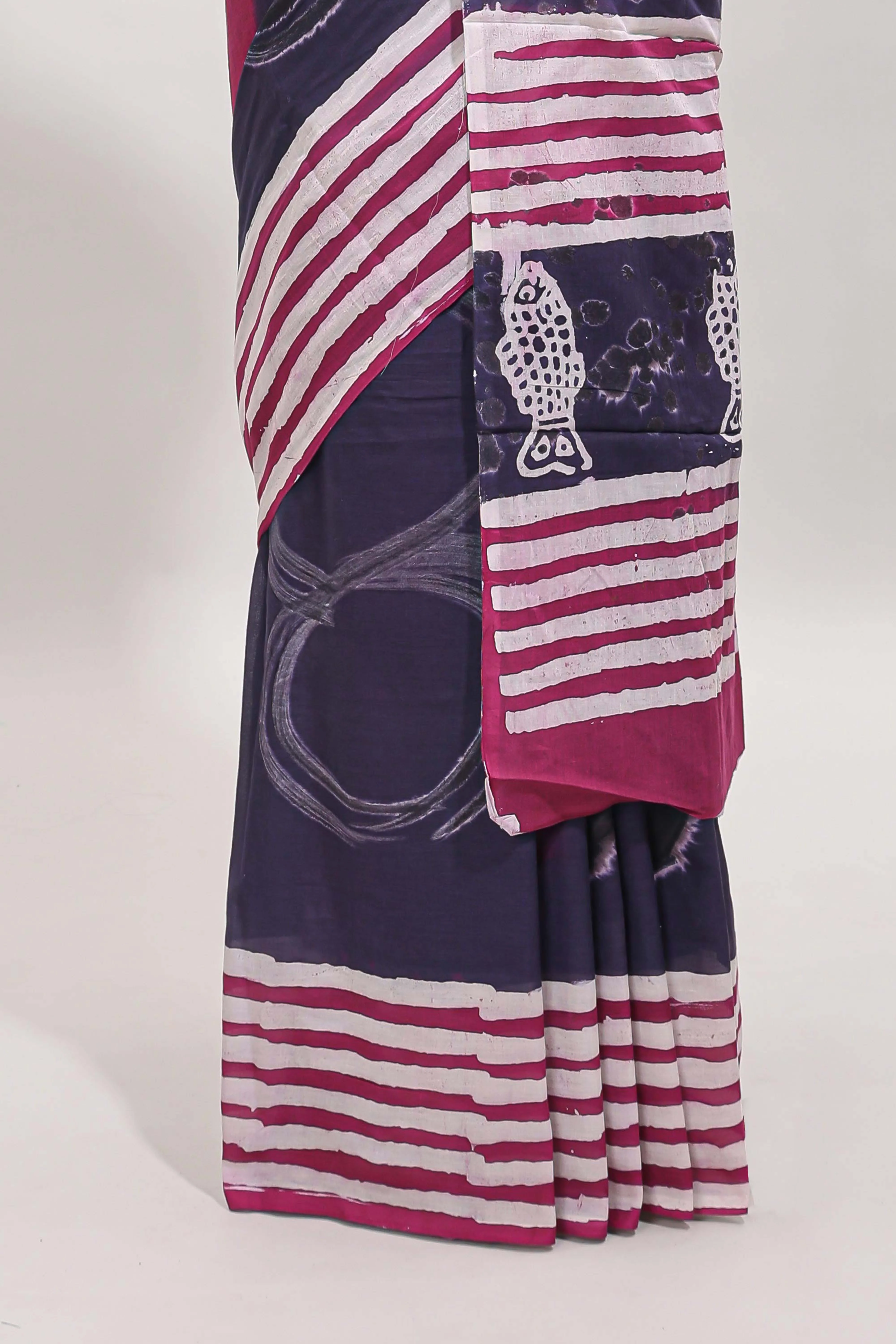 Plum purple motifs mul mul cotton saree with contrast striped border and blouse - Image 4