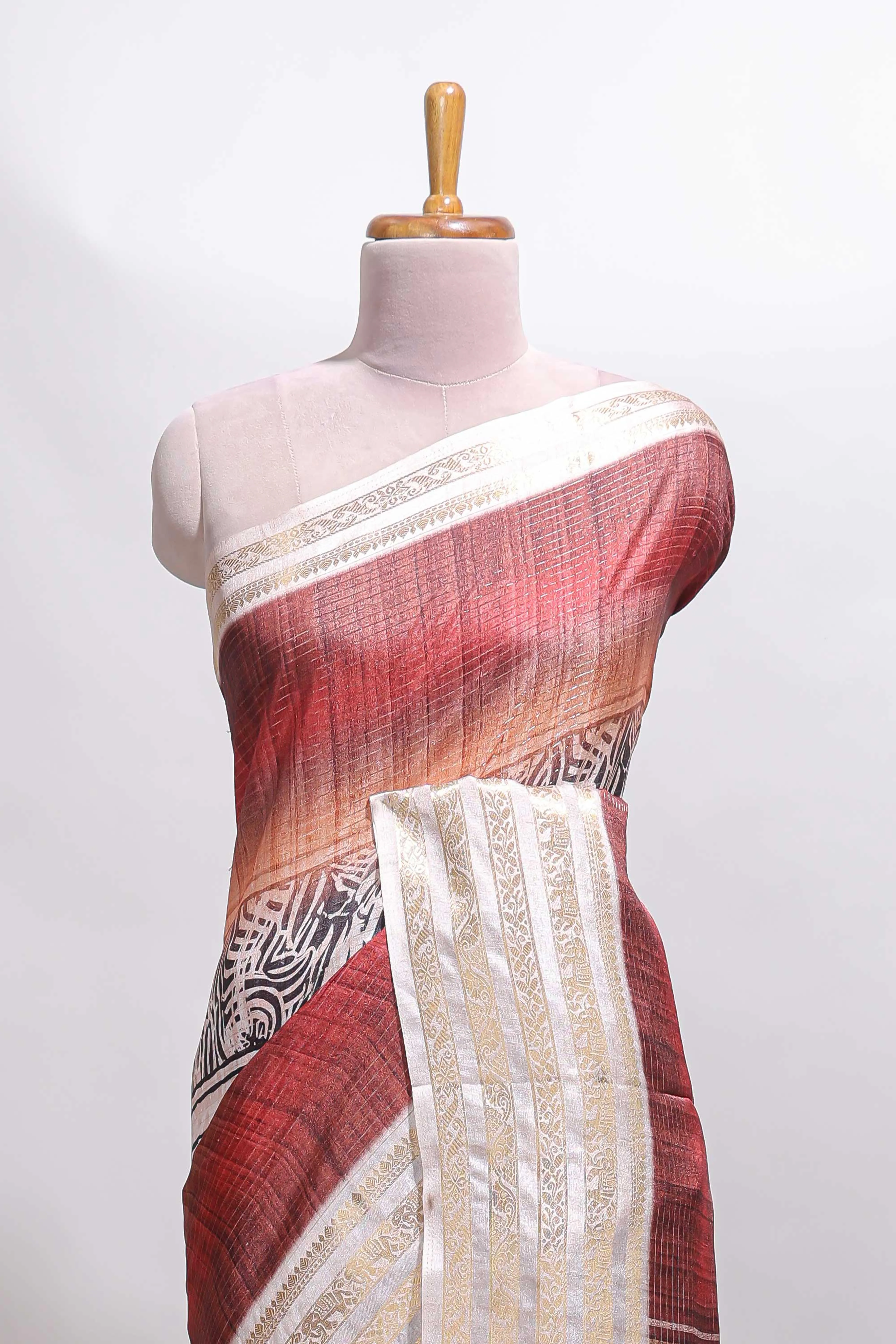 Plum red geometric design dola silk saree with contrast zari border and matching blouse - Image 3