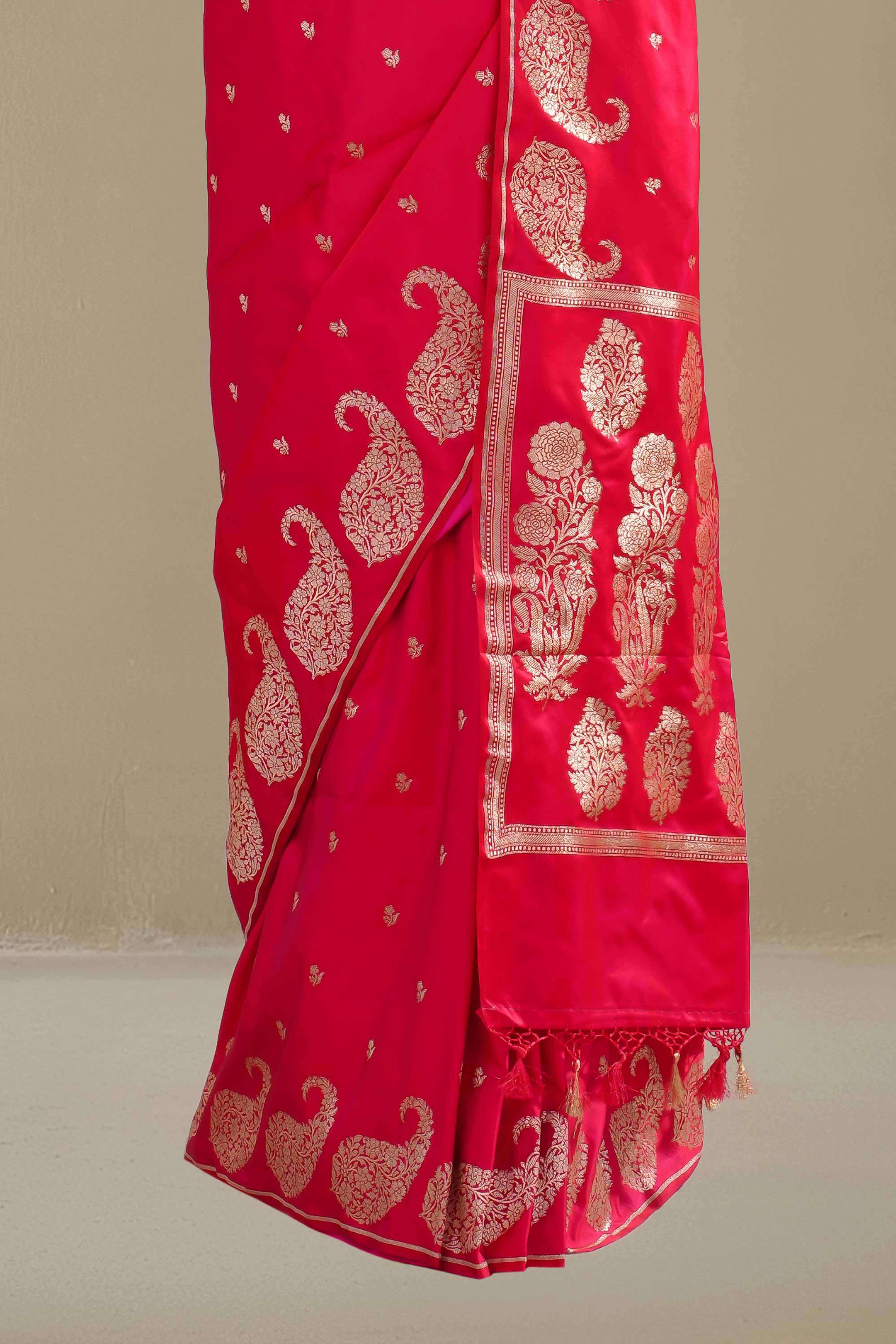Mushru Silk Saree Gold Zari Butta With Floral Design Pallu - Image 4
