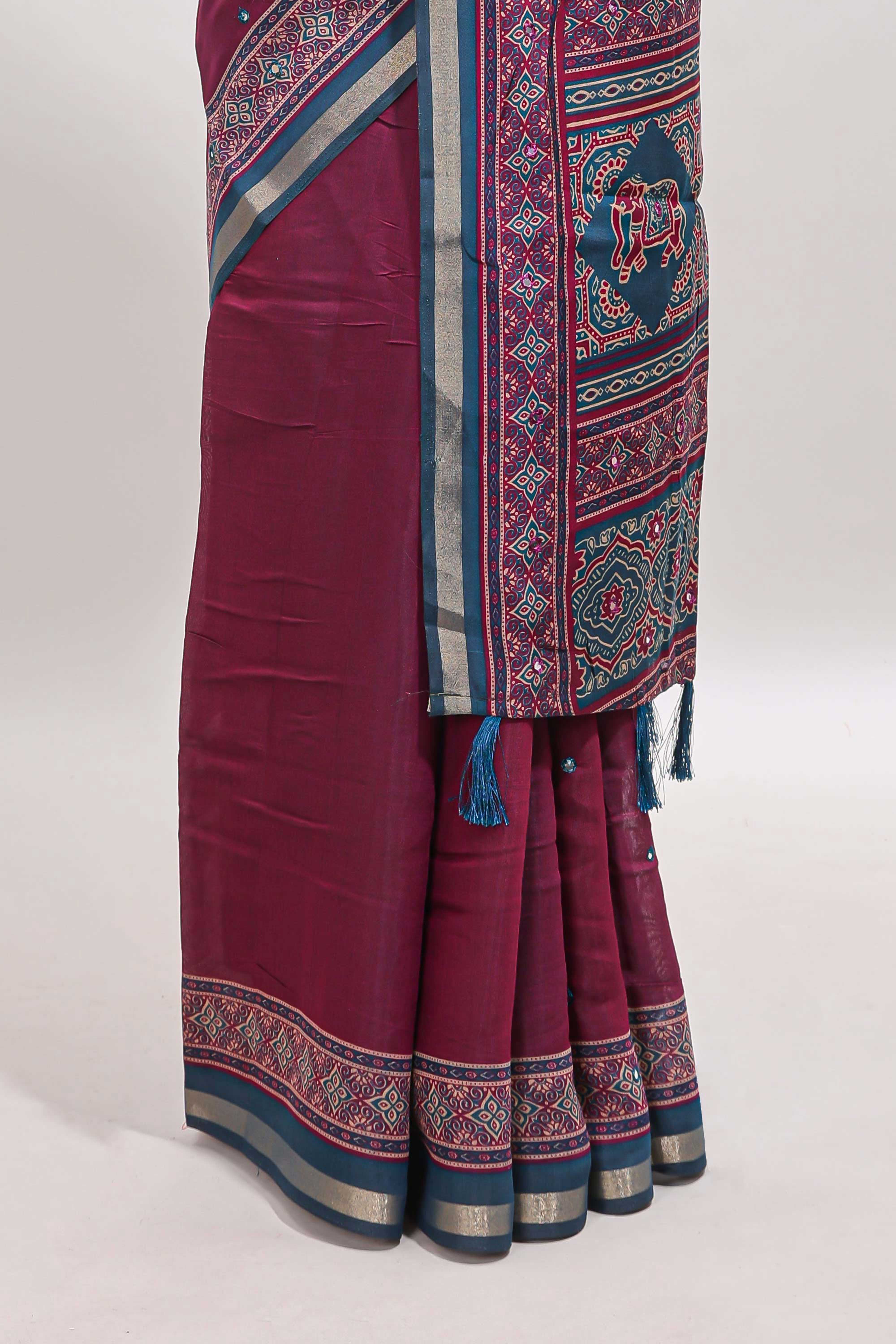 Purple embroidery mirror work marsh mellow saree with contrast border and printed blouse - Image 4
