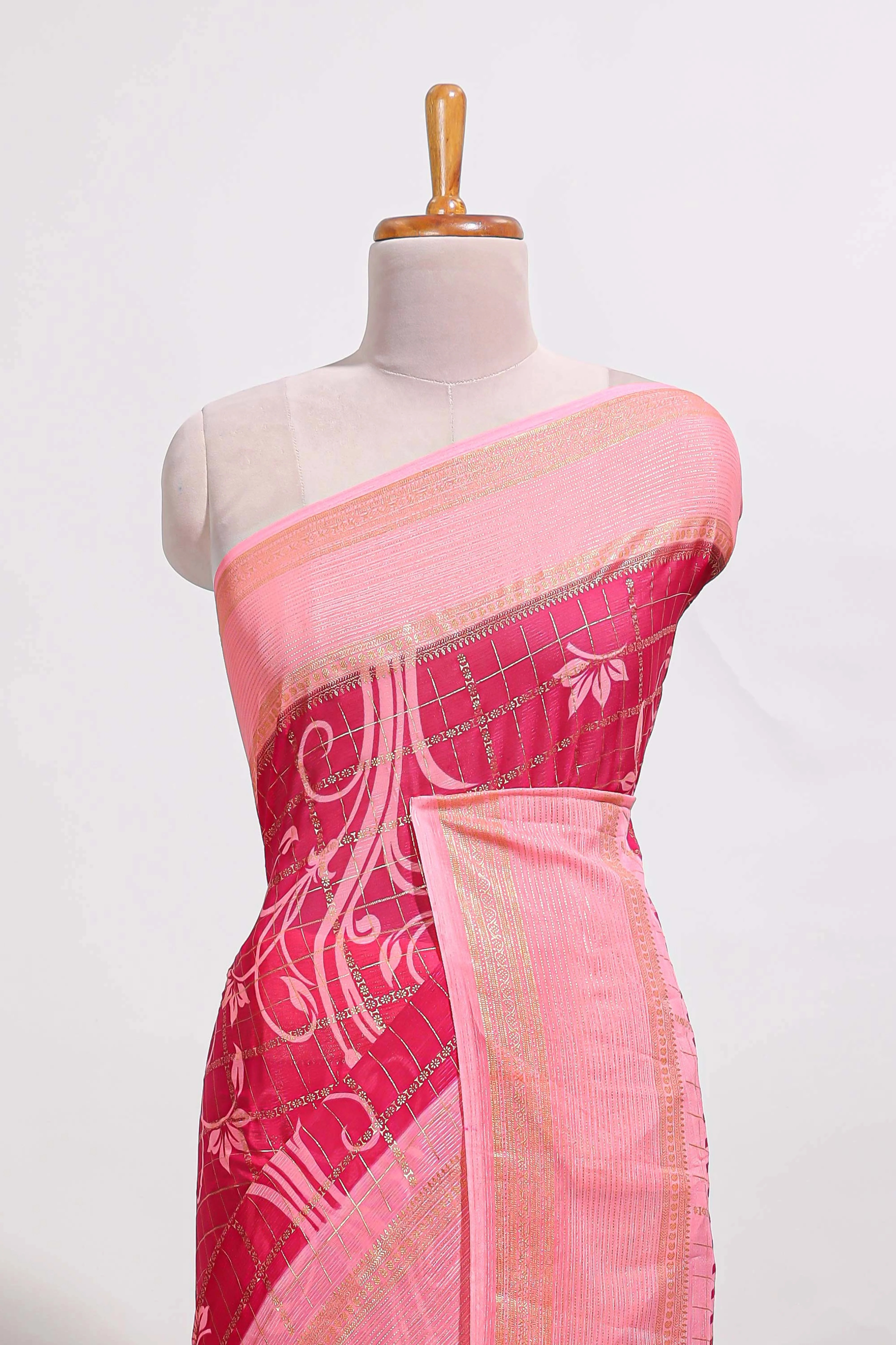 Rani pink checked floral motifs chiffon saree with self zari border and contrast blouse - Image 3