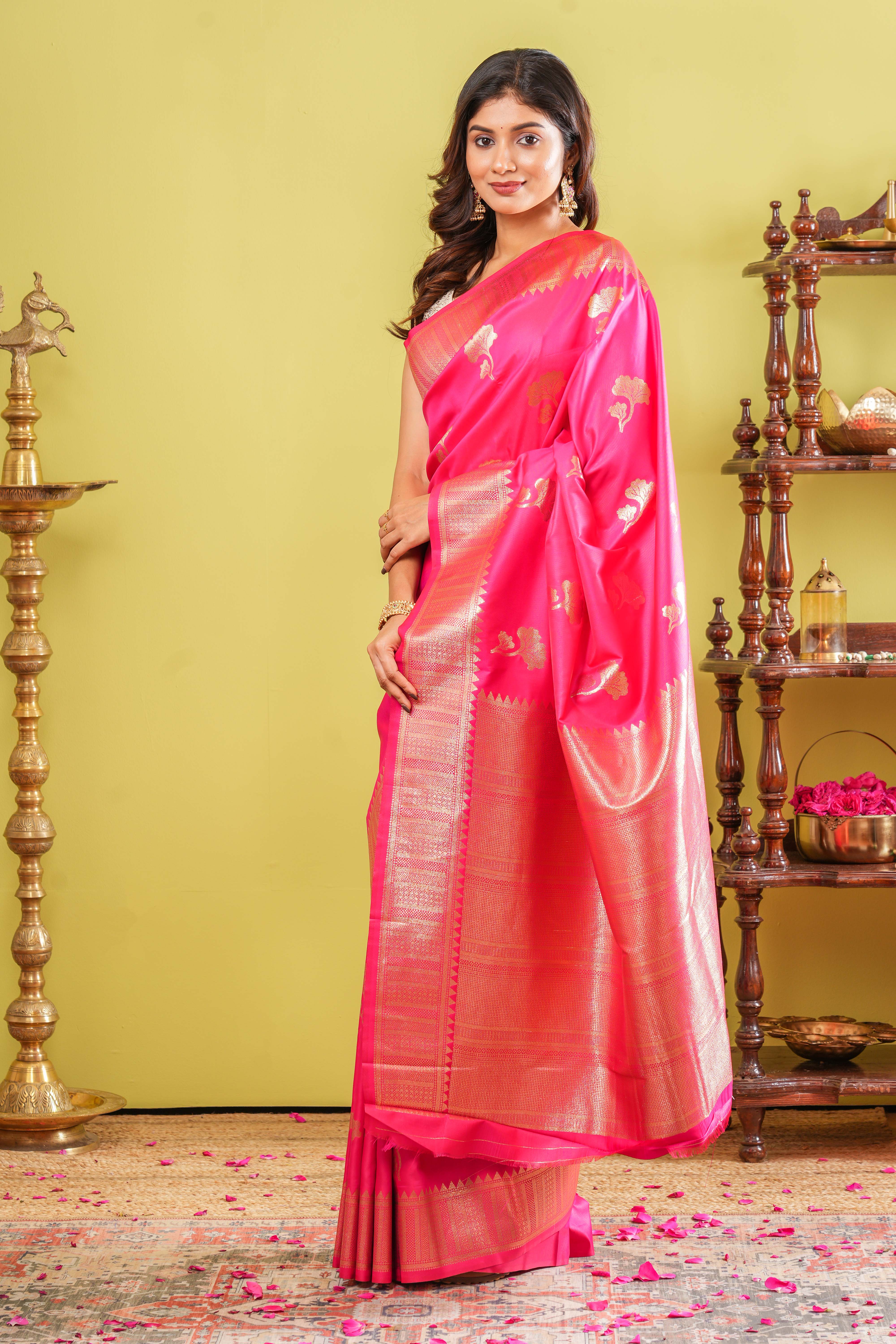 Rani Pink Semi Soft Silk Saree Flower Motifs Woven Across The Body With Gold Zari Weaving Pallu - Image 4