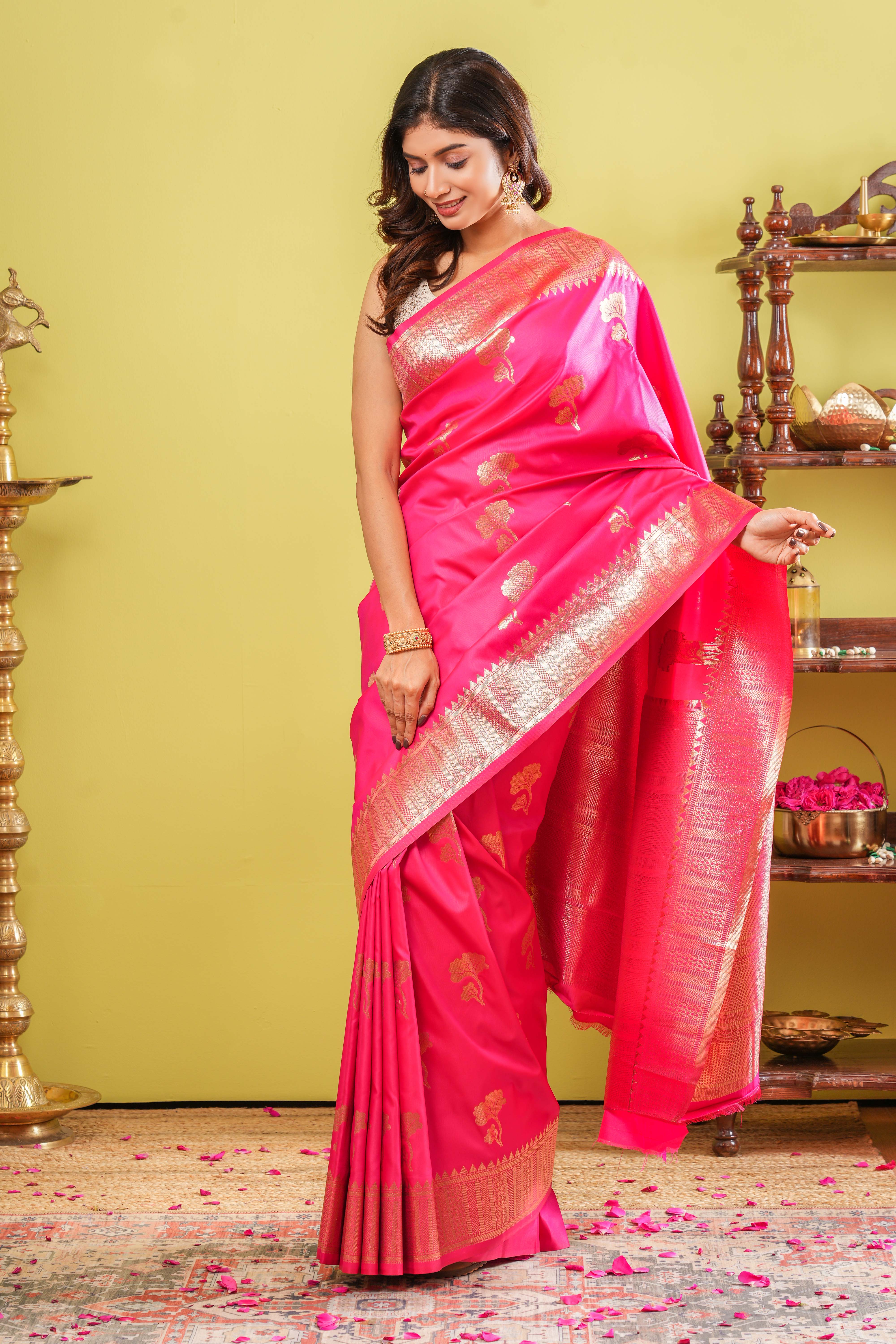 Rani Pink Semi Soft Silk Saree Flower Motifs Woven Across The Body With Gold Zari Weaving Pallu - Image 5