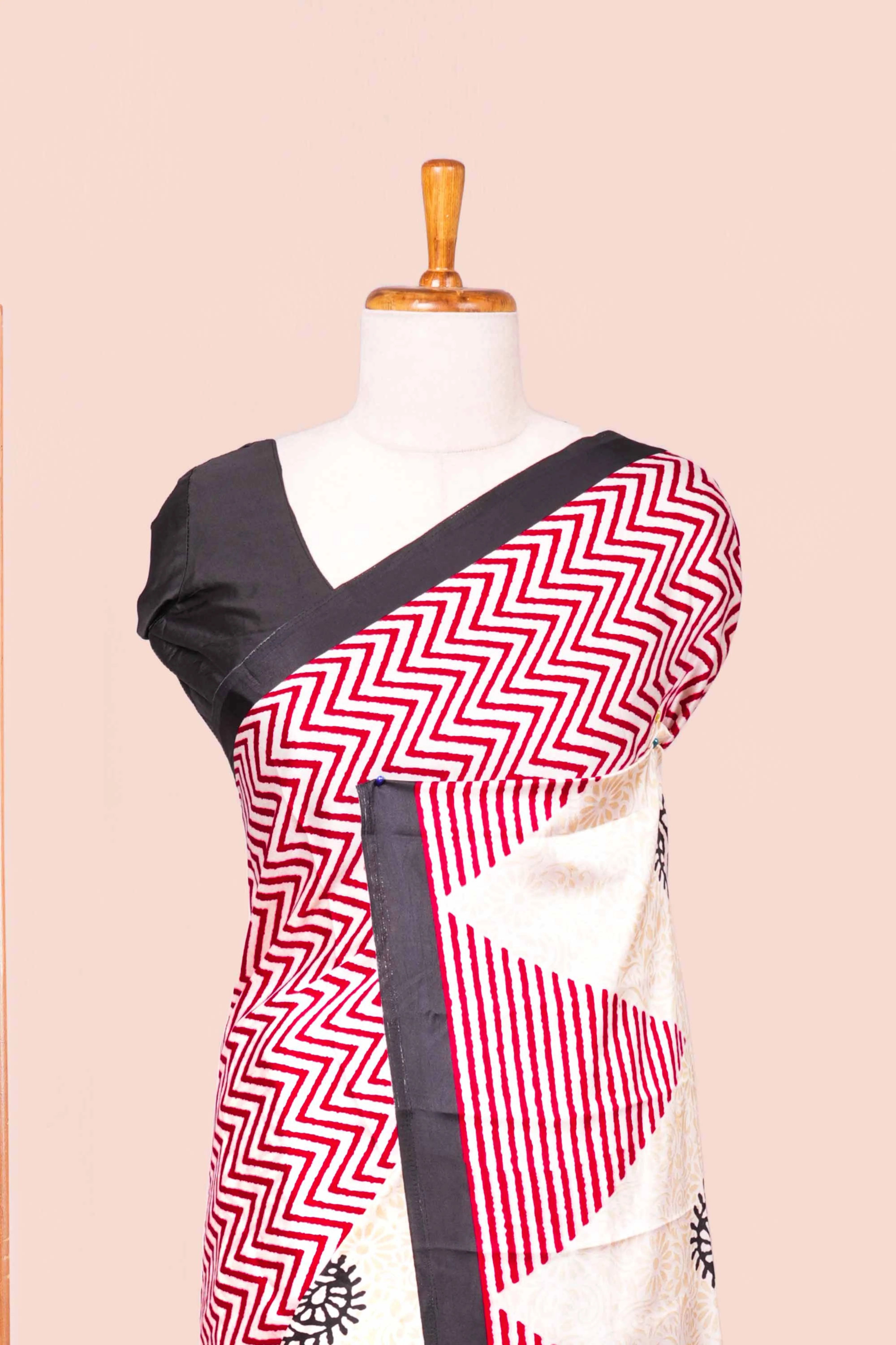 Read Modal Silk Saree Lightweight ,Flowy. Chevron Design , Contrast Border Along With Floral Printed Blouse - Image 3