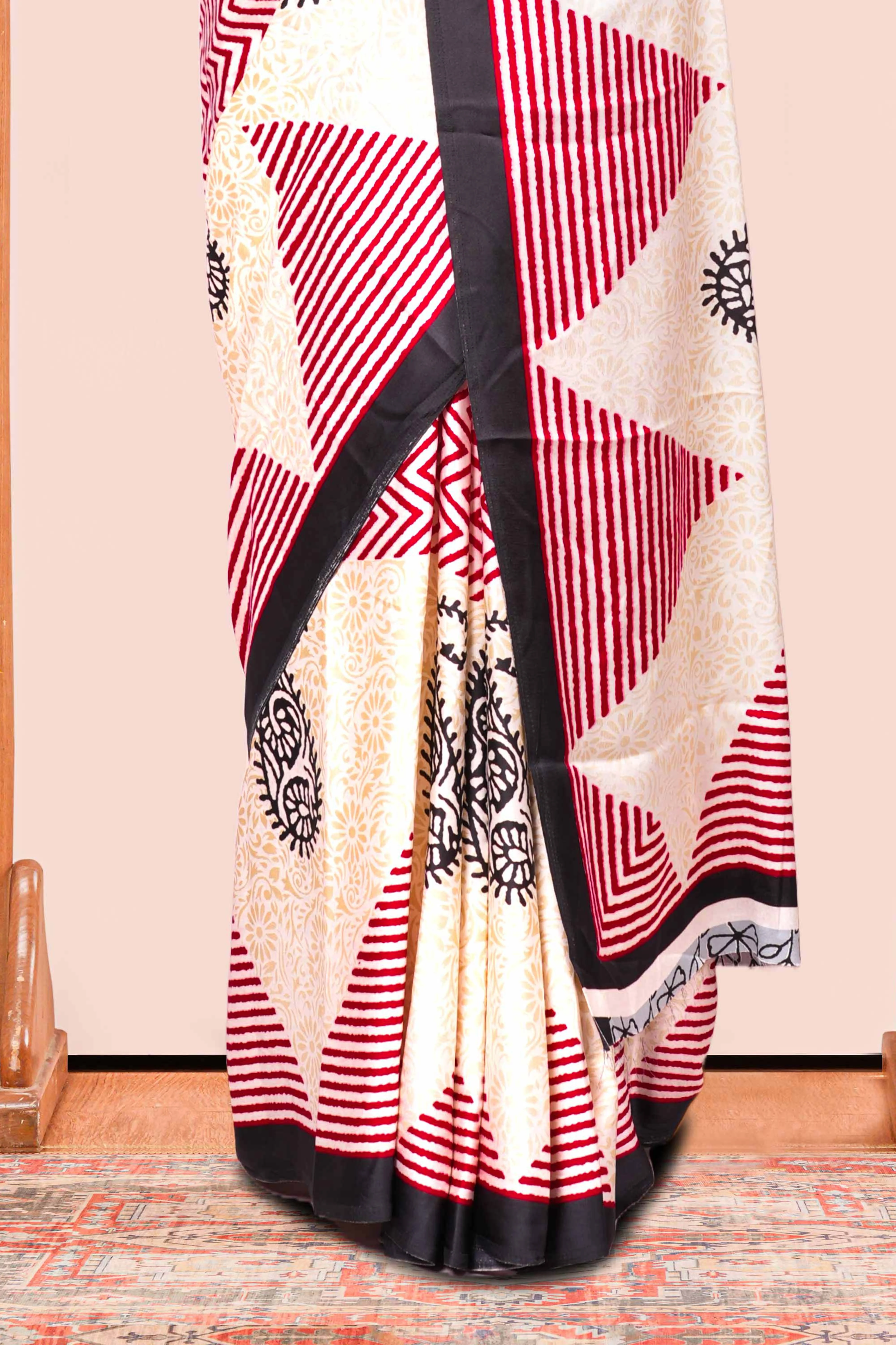 Read Modal Silk Saree Lightweight ,Flowy. Chevron Design , Contrast Border Along With Floral Printed Blouse - Image 4