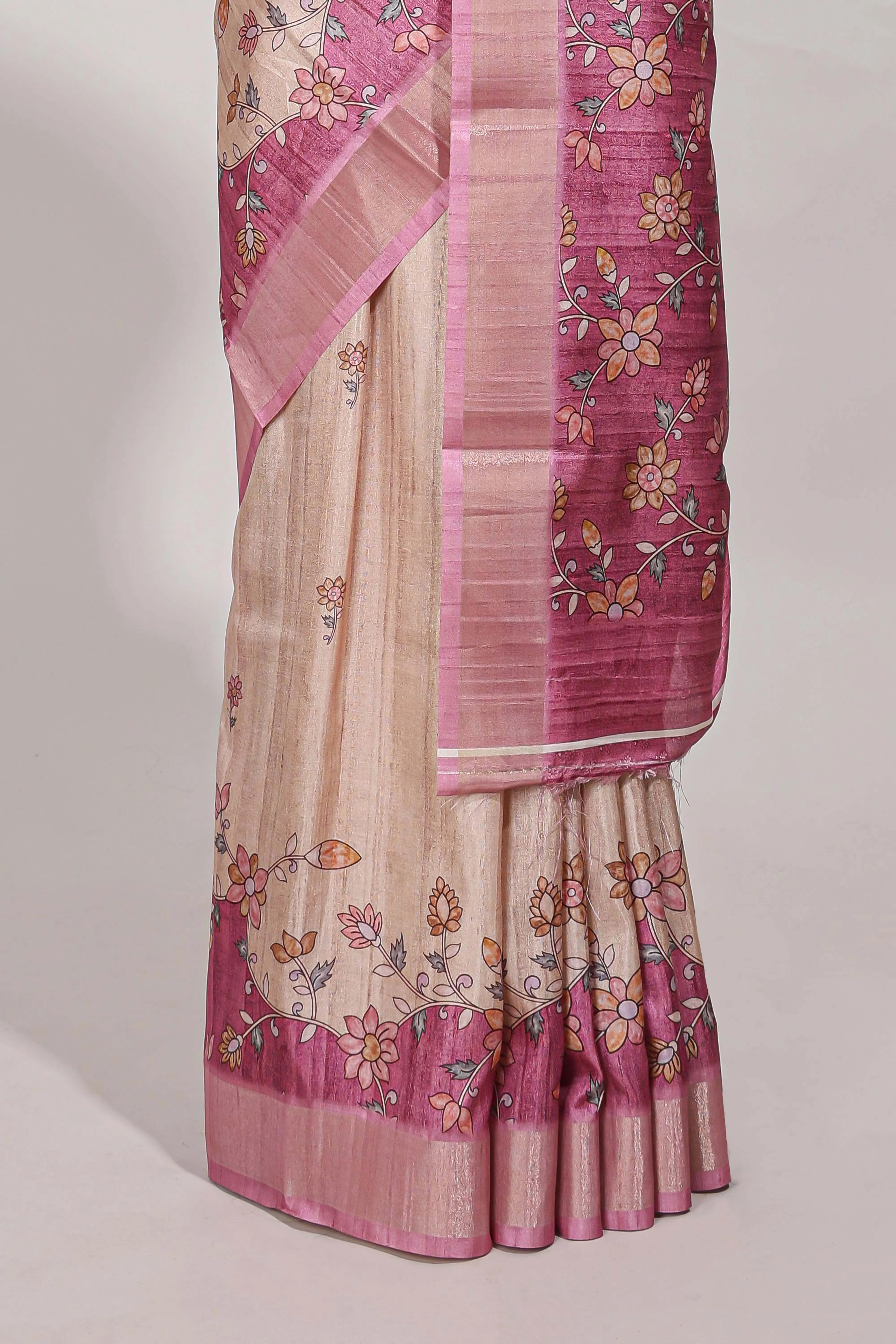 Beige floral semi art tussar saree with floral contrast border pallu and contrast blouse - Image 4