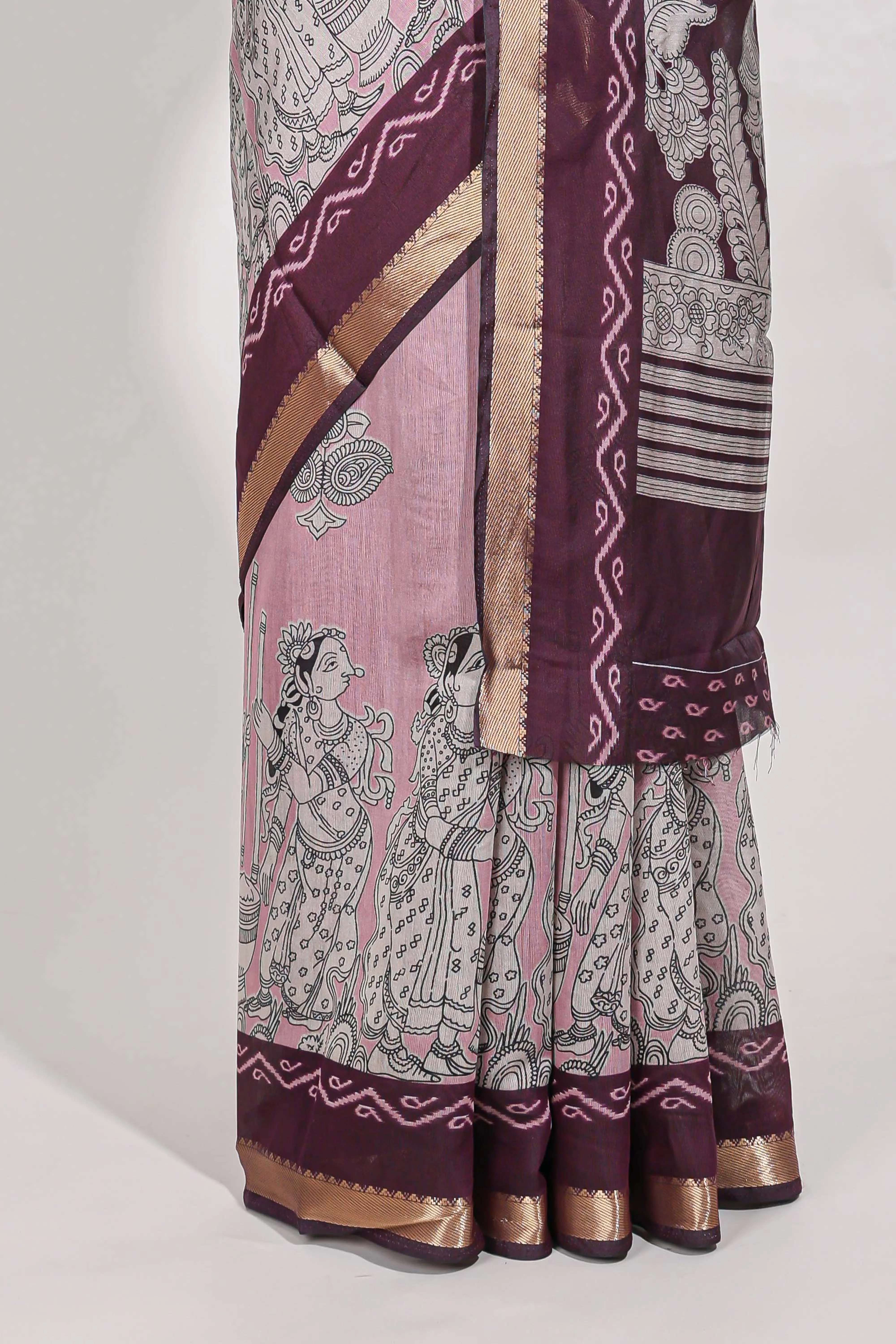Rose Viscose Georgette Saree All-over elegant ethnic detailing gold zari border and Statement pallu with artistic motifs with contrast printed blouse - Image 4