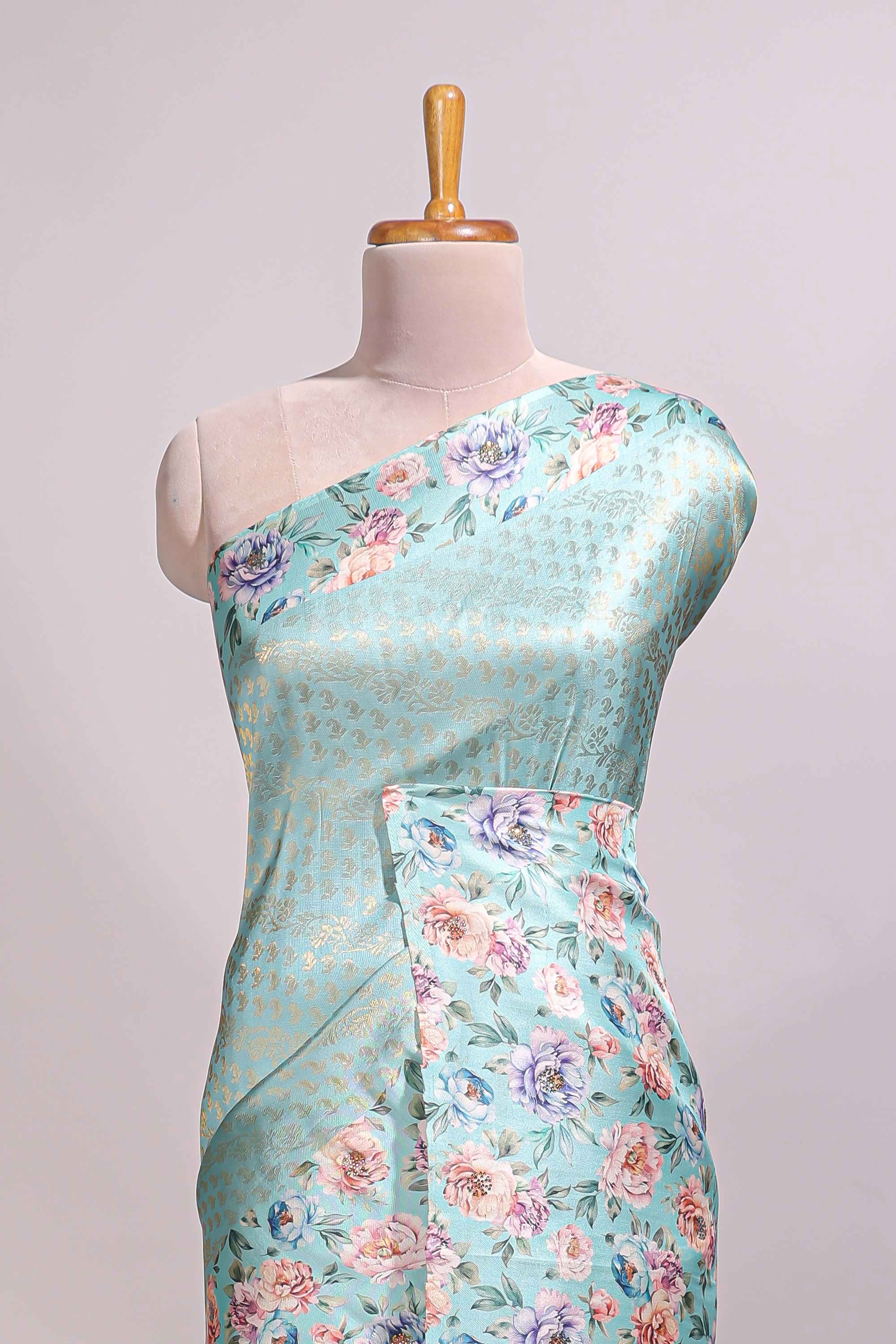 Sea green floral zari motifs banarasi silk saree with contrast border and printed blouse - Image 3