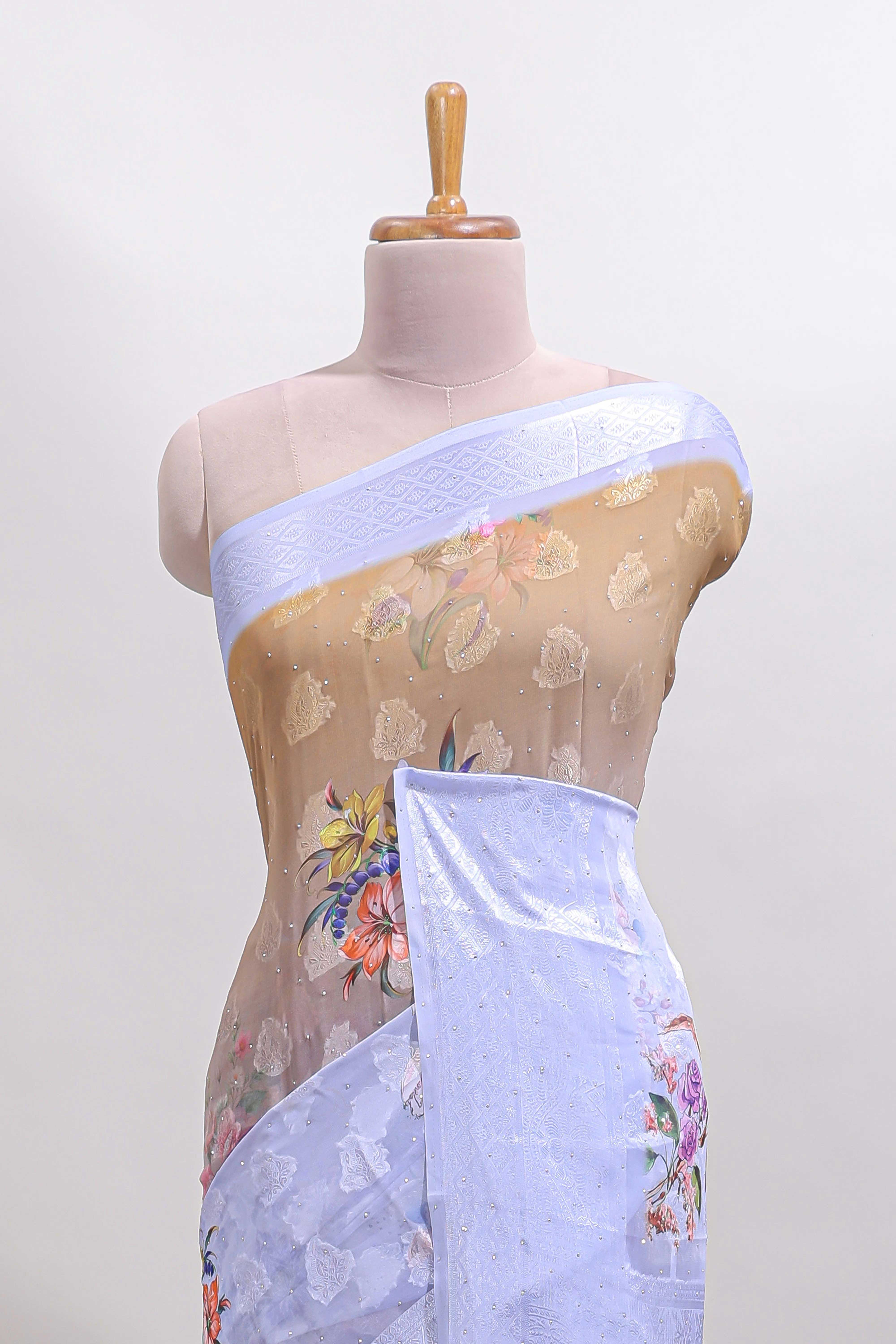 Sandal floral design georgette saree with contrast zari border and blouse - Image 3