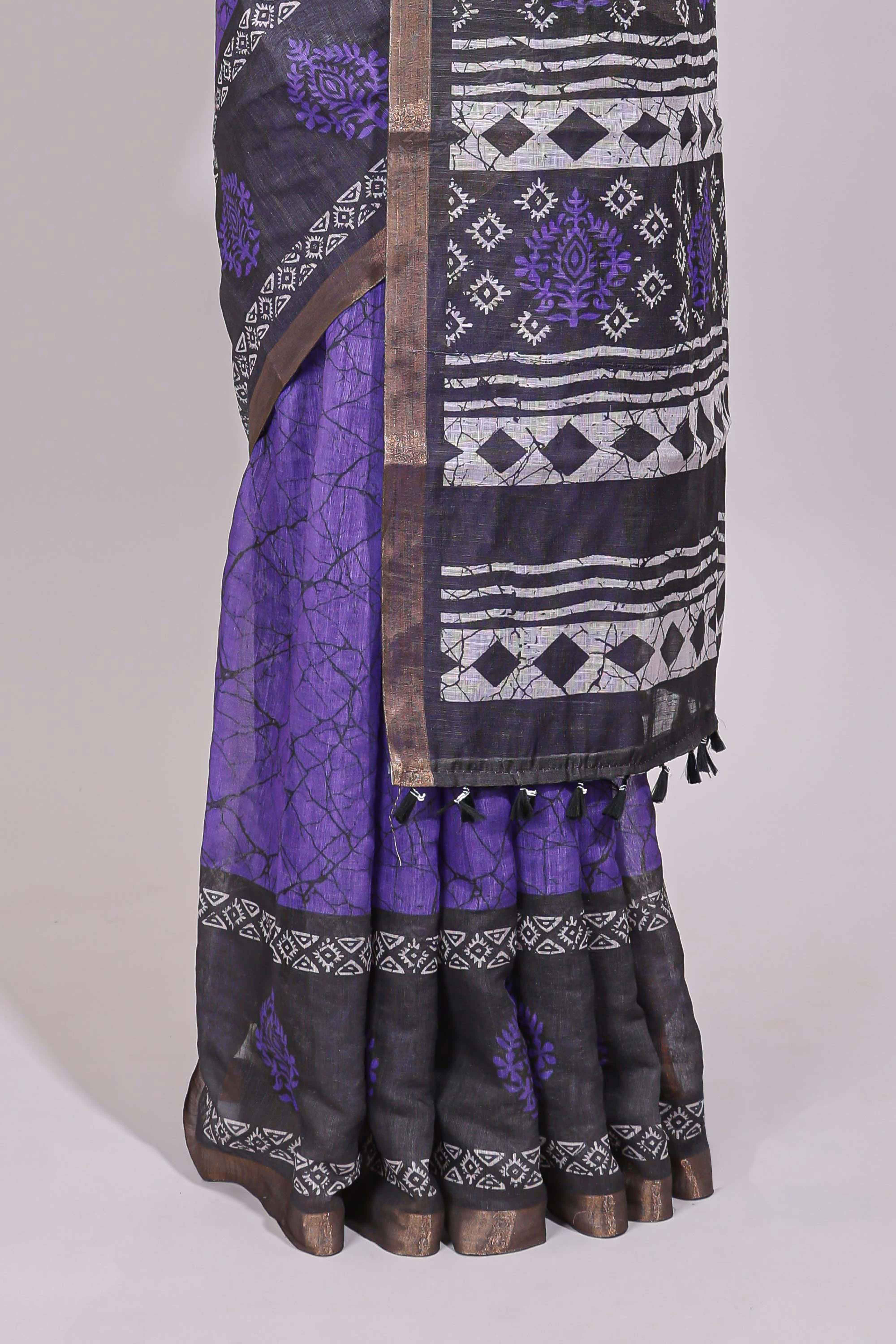 Violet crack design linen cotton saree with contrast zari border and printed blouse - Image 4